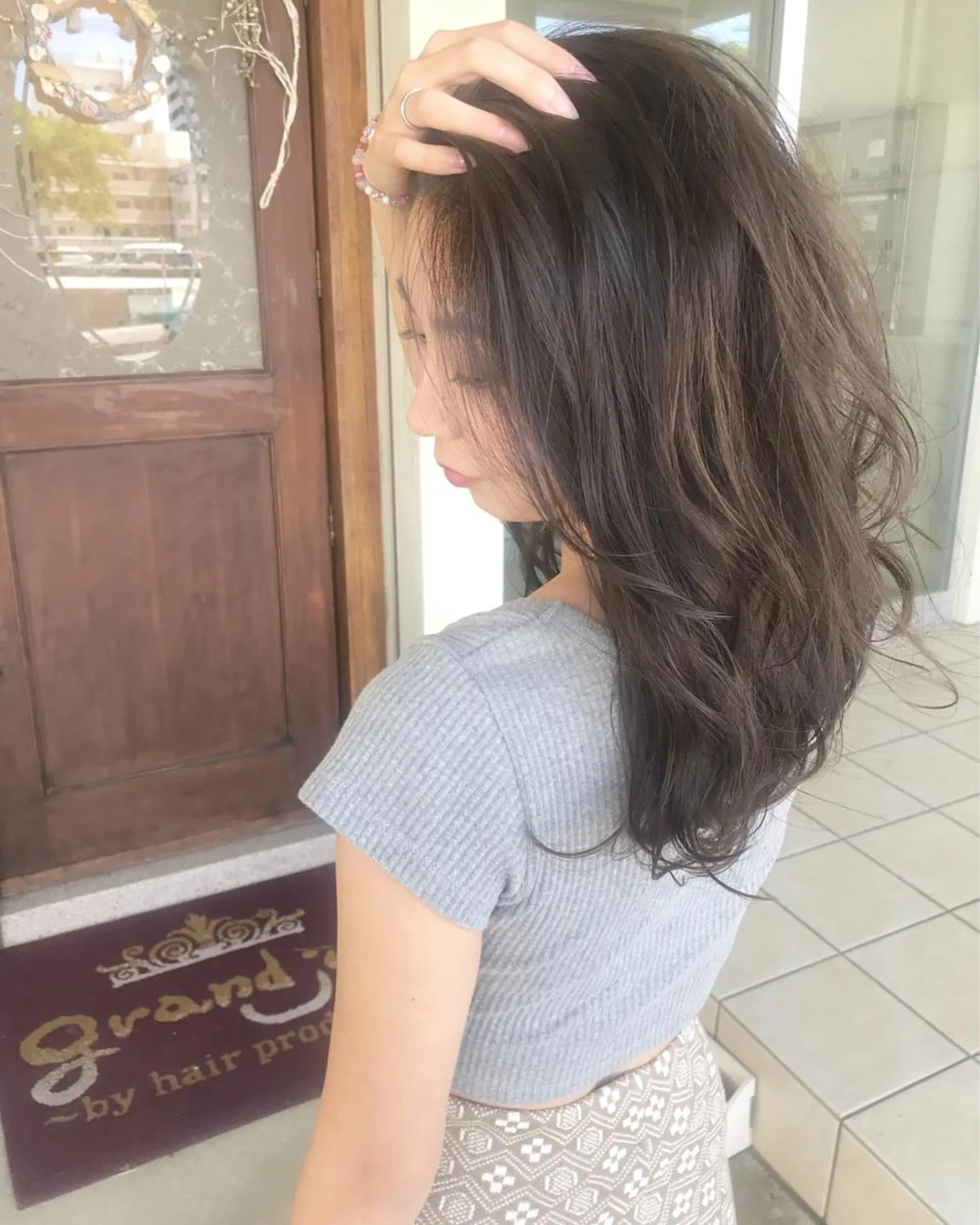 ミディアム カラー レイヤーカット grand juteのヘアスタイル