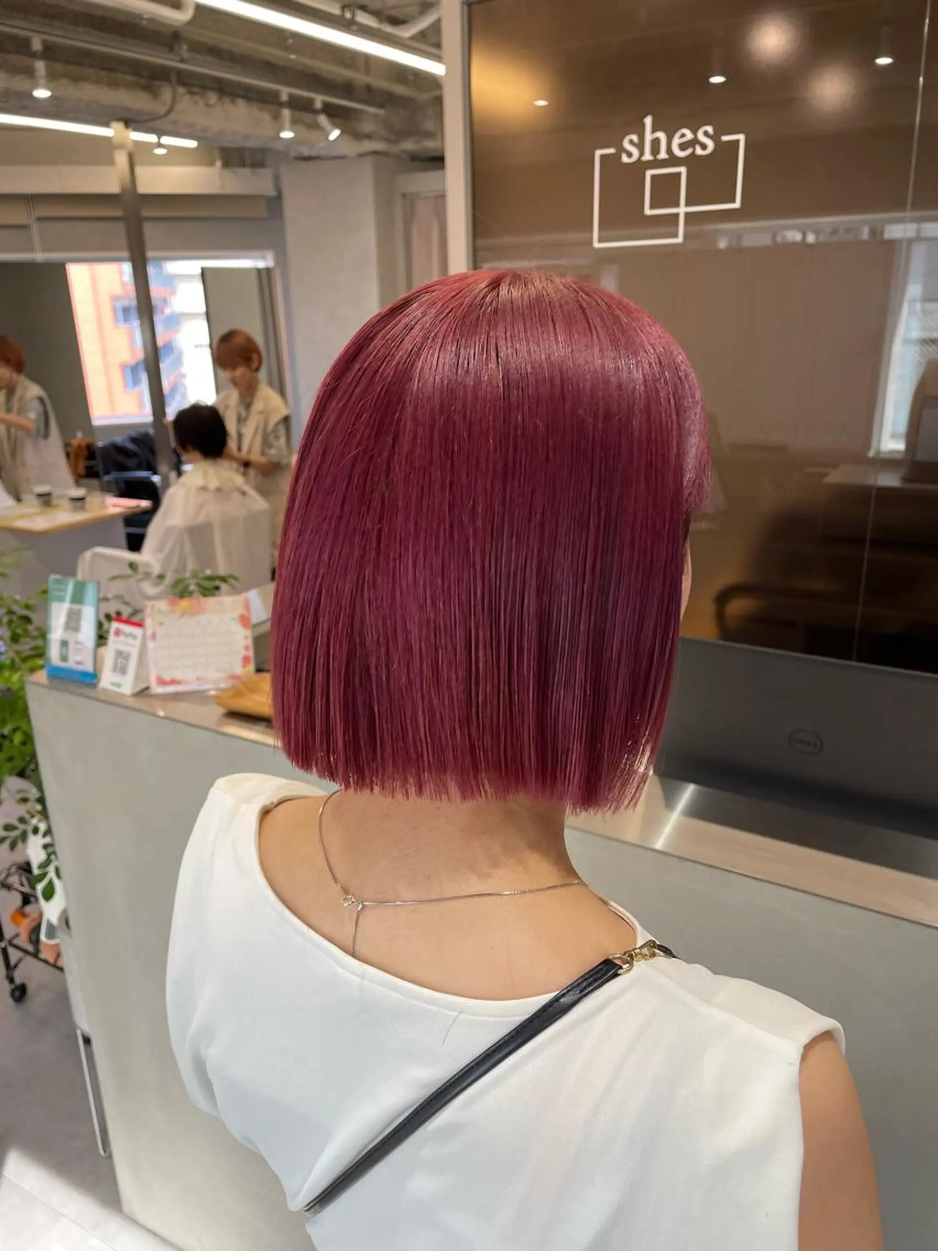 ミディアム カラー ピンクカラー yui/ layer cutのヘアスタイル