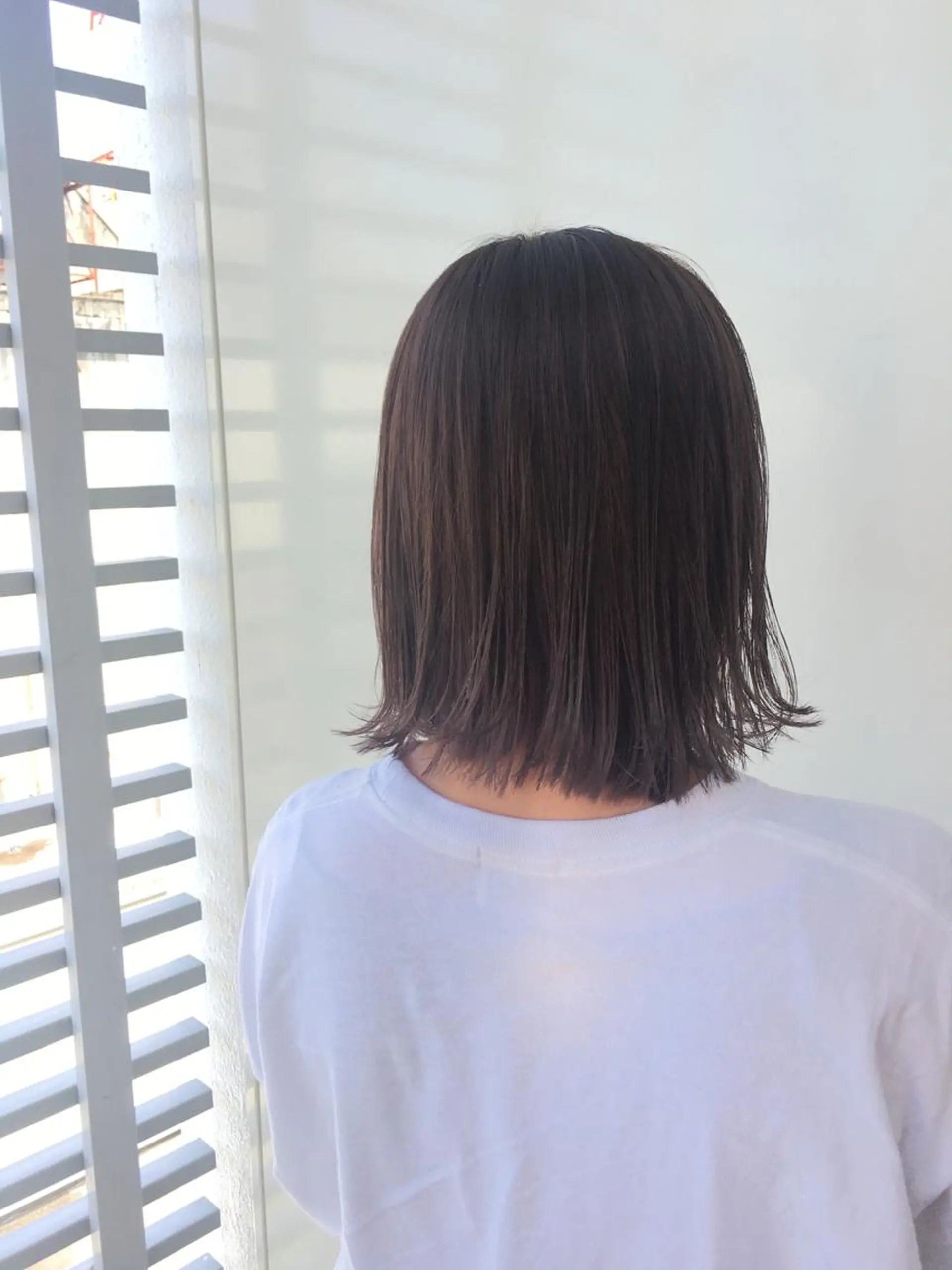 ミディアム アッシュ Zina SAKIのヘアスタイル