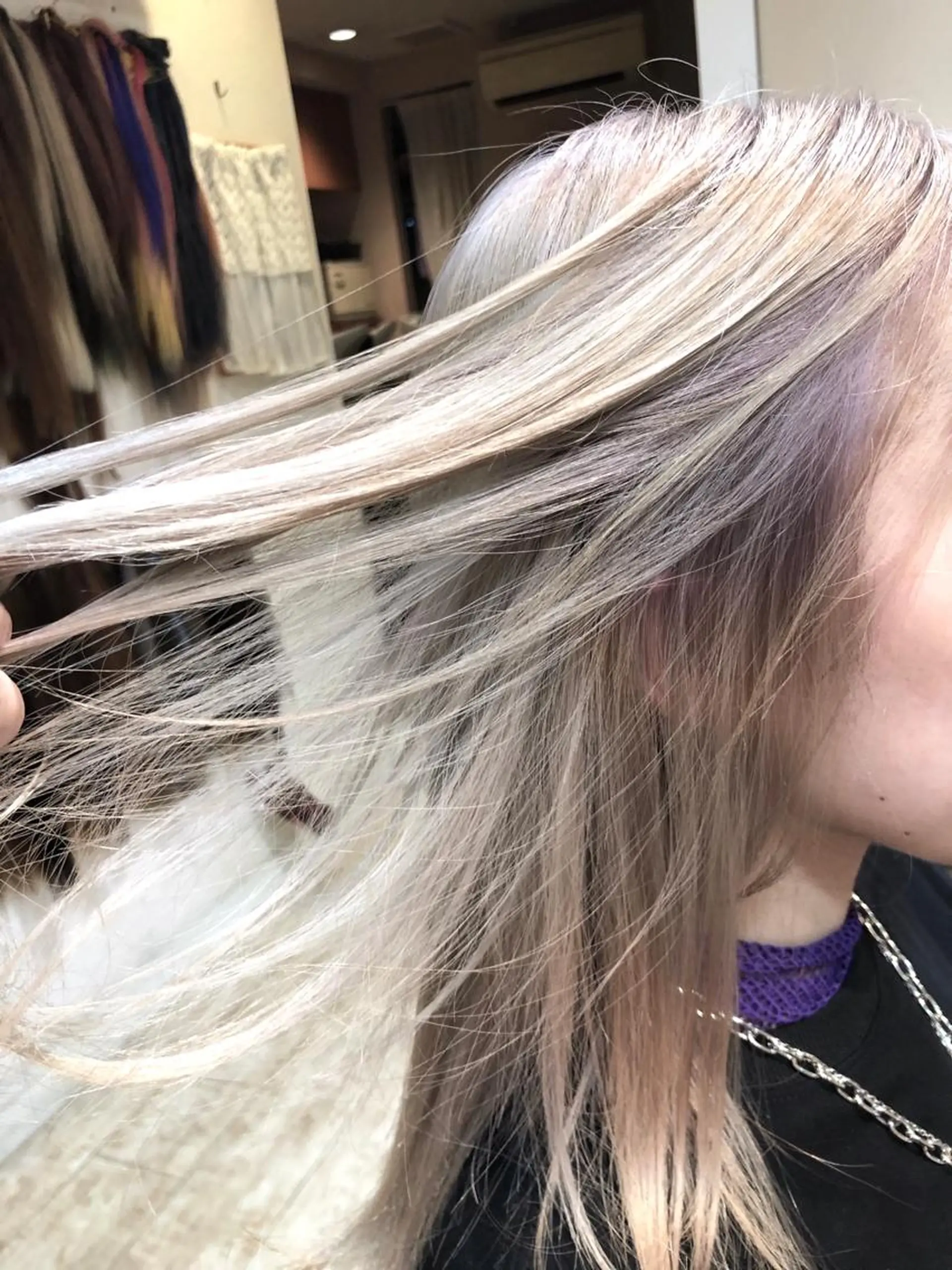 セミロング カラー ブリーチ ケアブリーチ ハイトーンカラー ラベンダーカラー ラベンダーグレー 100%髪質改善特化 TRUNSのヘアスタイル
