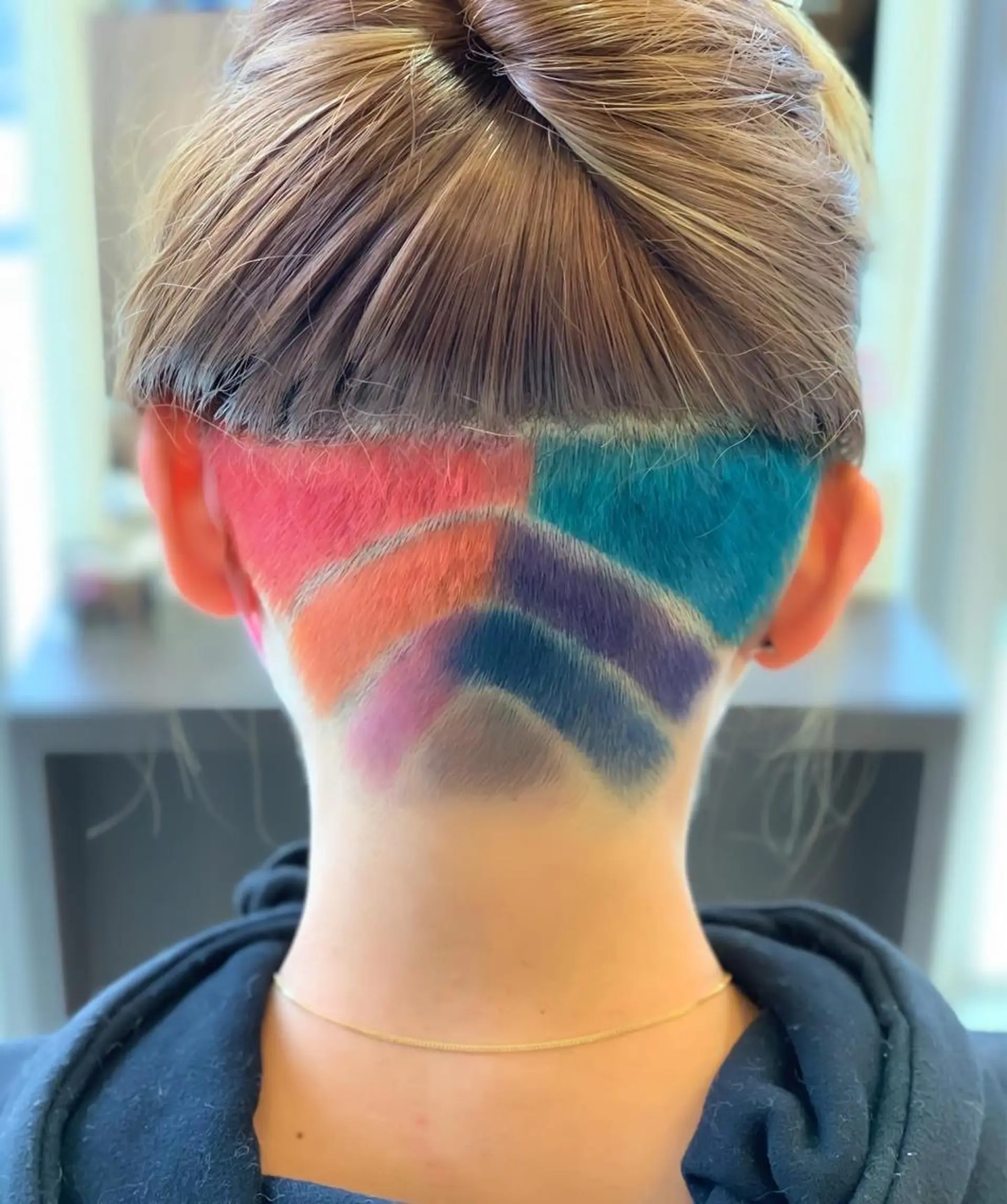 ショート カラー デザインカラー 大間 礼真のヘアスタイル