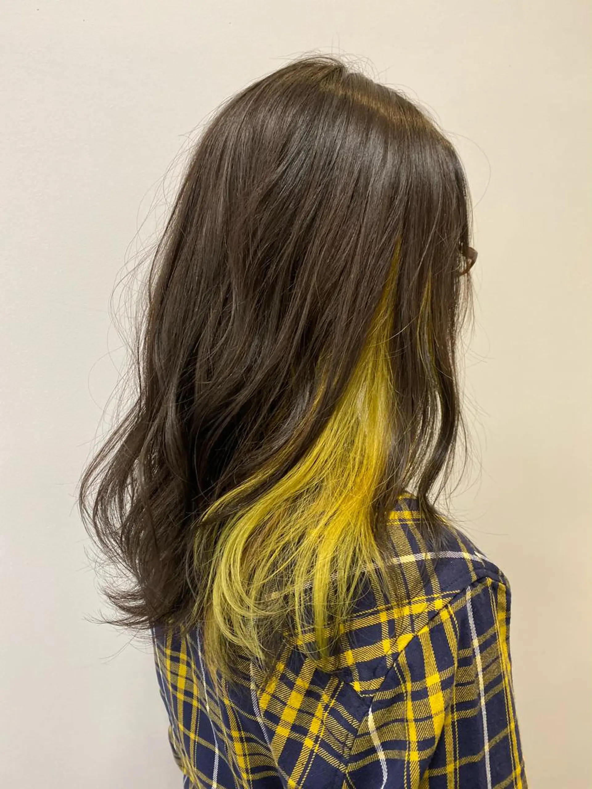 セミロング カラー インナーカラー イエローカラー カット ヘアカラー デザインカラー🌈 高木リョウのヘアスタイル