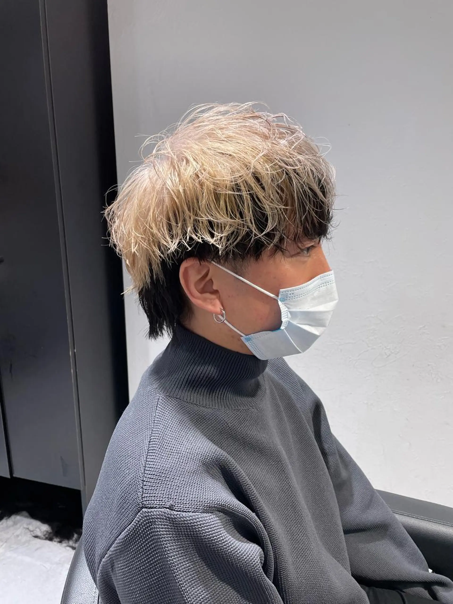 ショート カラー パーマ ヘアアレンジ メンズ アイブロウ センターパート メンズハイライト メンズハイトーン マッシュウルフ マッシュ カット ヘアカラー トリートメント ヘッドスパ ヘアセット スパイキー/フェザー /波巻き/かいとのヘアスタイル