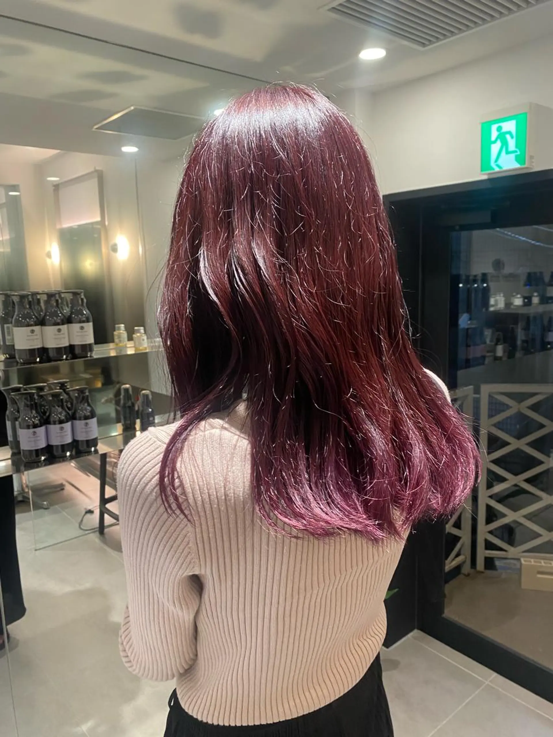 セミロング ミオ💎透ける暗髪 ショートカットのヘアスタイル