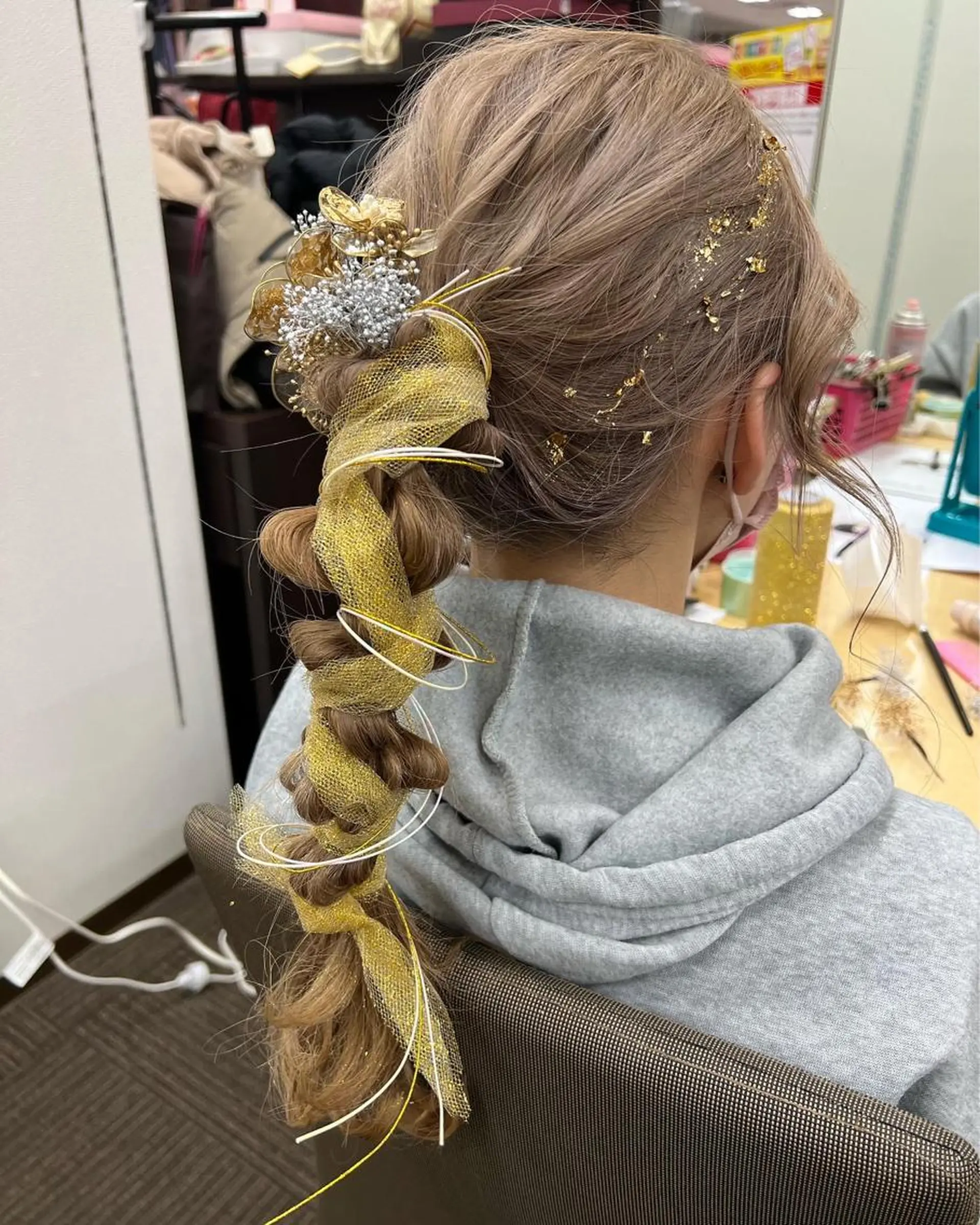 ロング カラー ヘアアレンジ 成人式 ベージュカラー ブリーチ ダブルカラー ミルクティーベージュ GO TODAY SHAiRE SALON 心斎橋edel所属・顔まわりカット ベージュのヘアスタイル