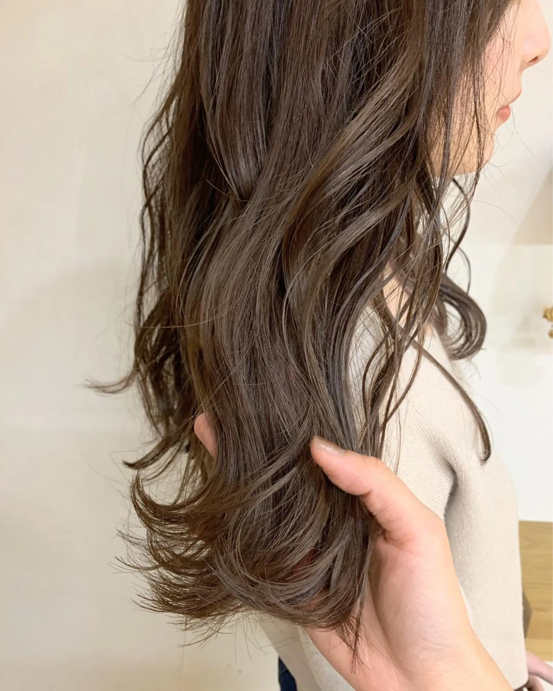 ロング ラベンダーベージュ クニモトハルナ ボブ/柔らかカラーのヘアスタイル