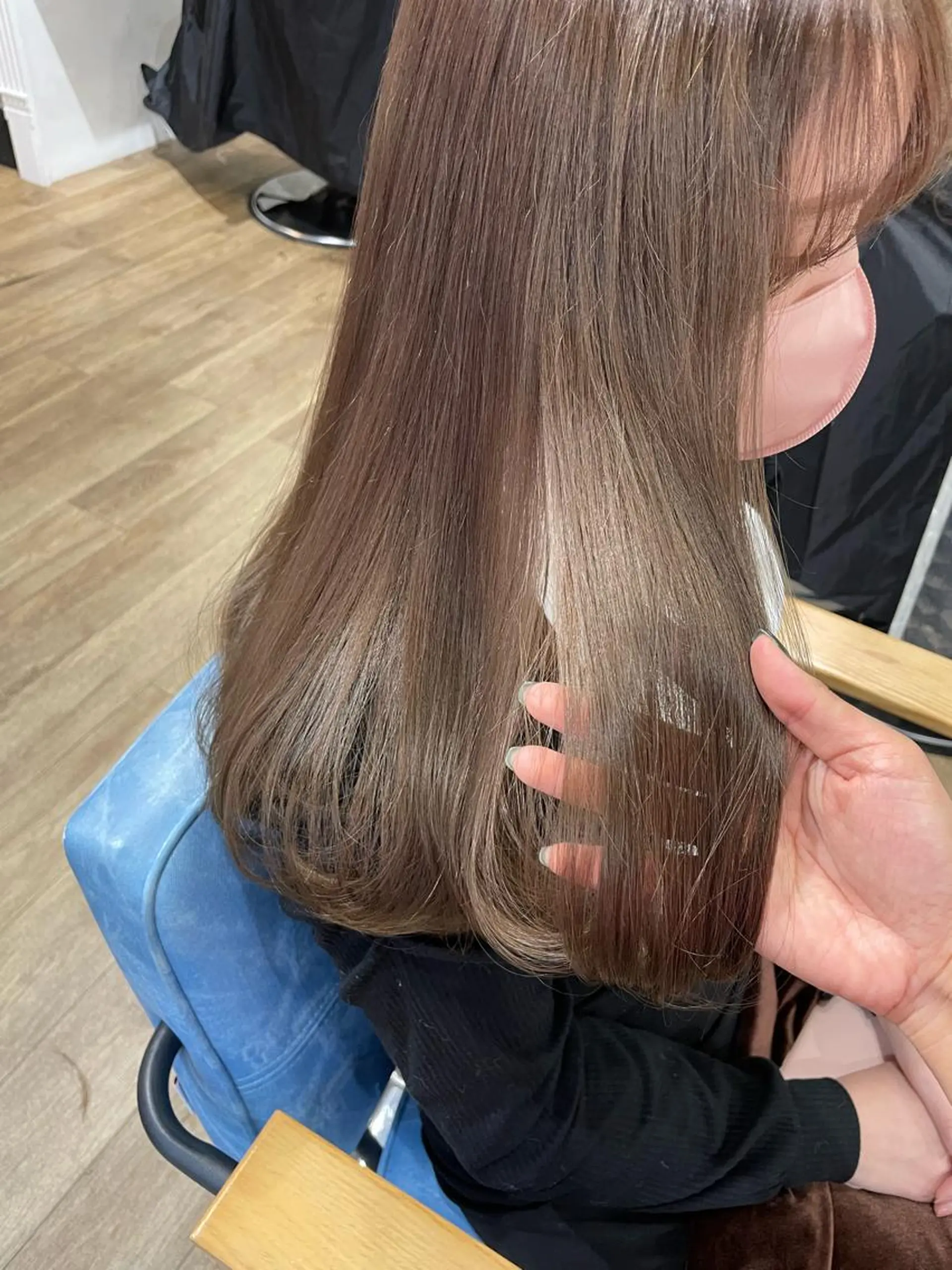 ロング カラー ベージュカラー ミルクティーベージュ カット ヘアカラー トリートメント salowin梅田所属・レイヤー/顔周り /AKARIのヘアスタイル