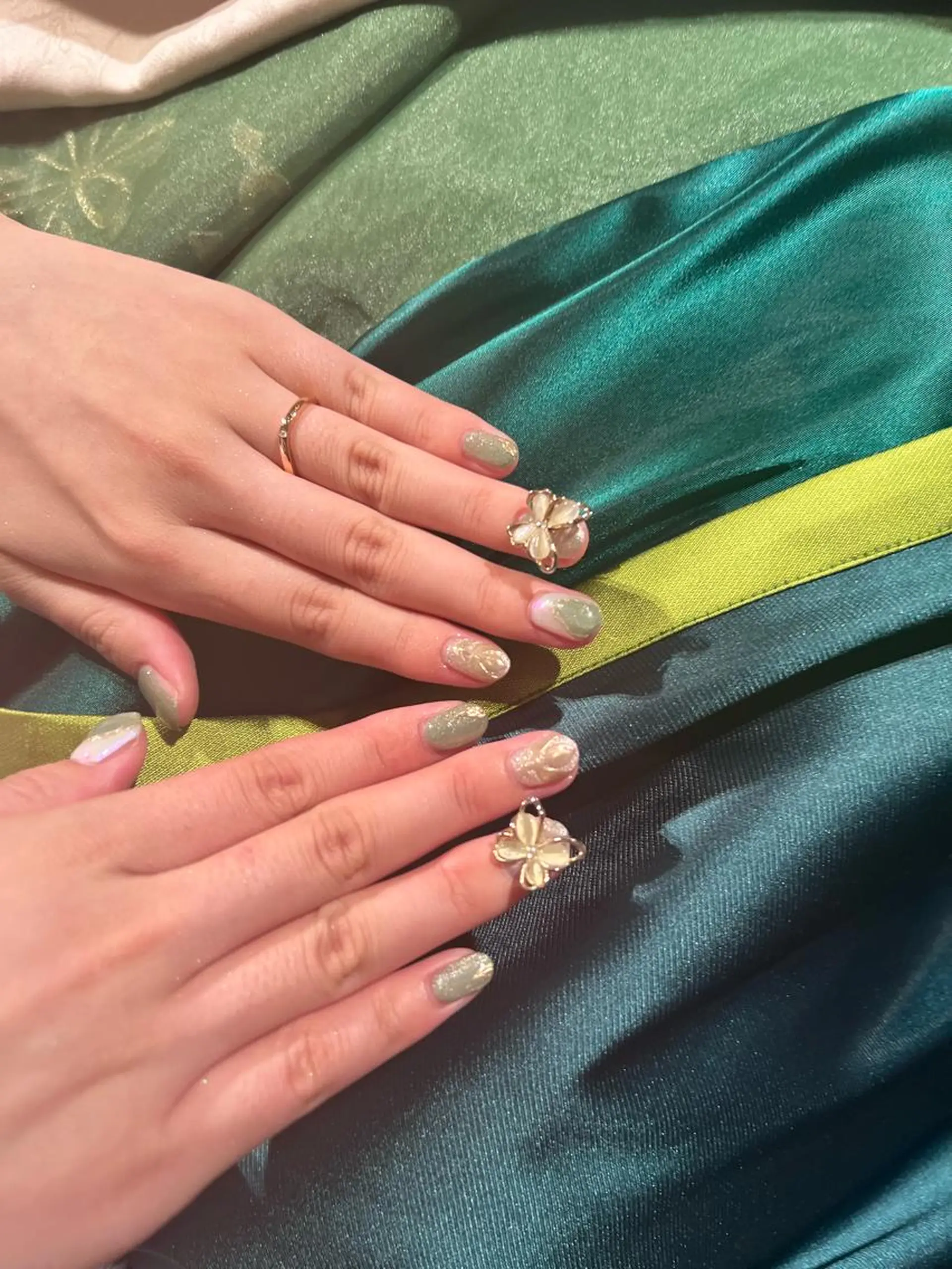 ネイル ゴールド グリーン ブライダルネイル Nail Sant Esperanza by SALON DE やす所属・Sant Esperanzaのネイルデザイン