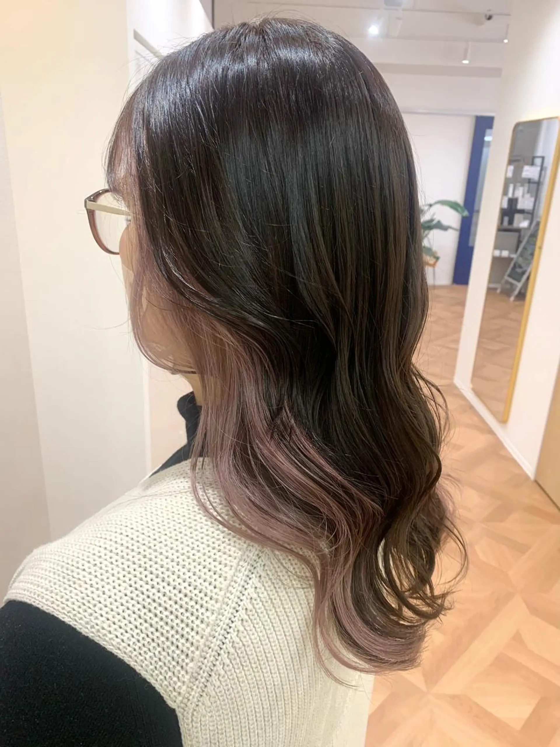 セミロング カラー ブリーチ インナーカラー ピンクカラー ホワイトピンク 佐々木 有彩のヘアスタイル