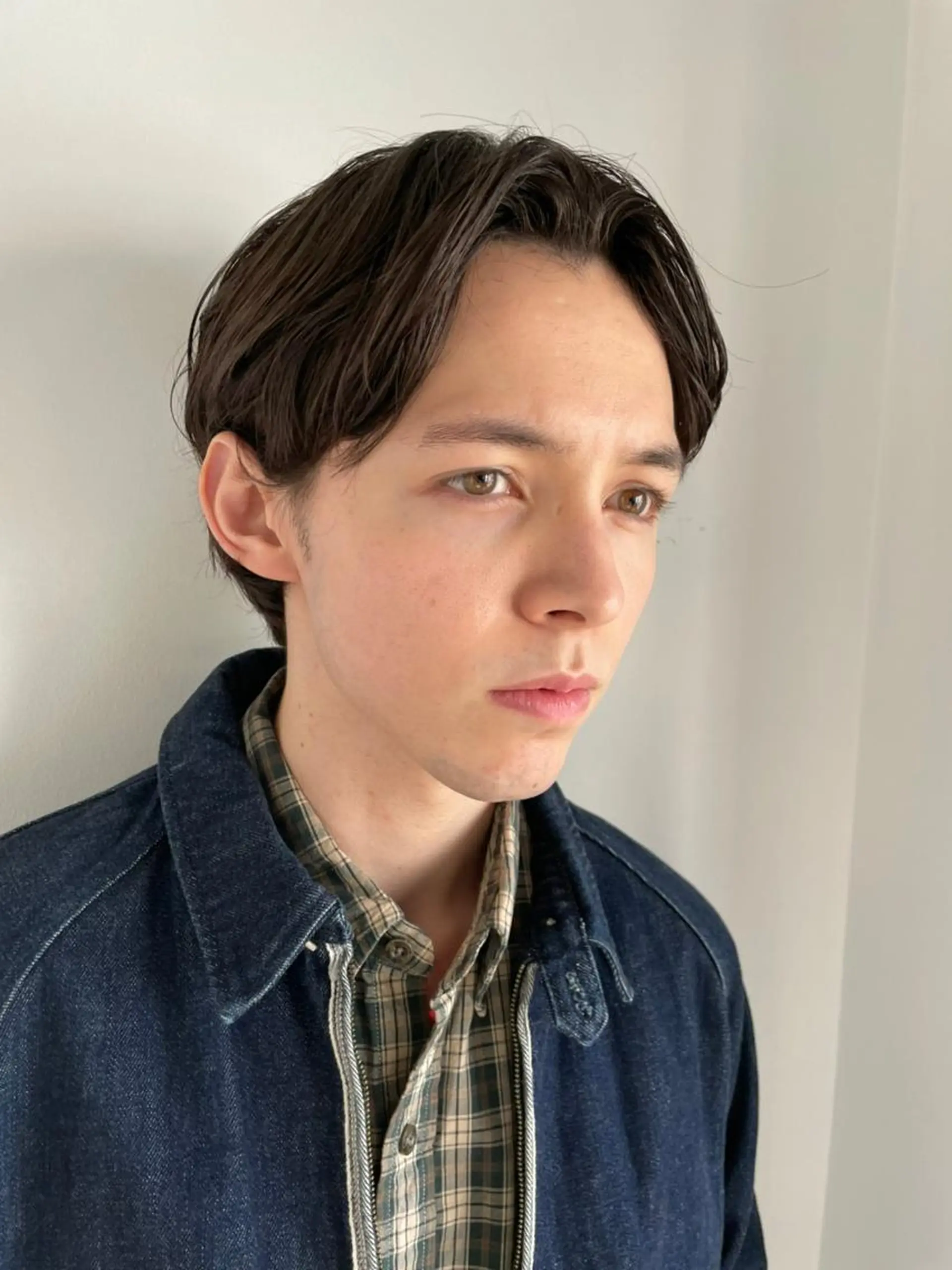 ショート メンズ パーマ メンズブリーチ センターパート ダウンパーマ フェードカット メンズハイライト カット 縮毛矯正 CEINE loqのヘアスタイル