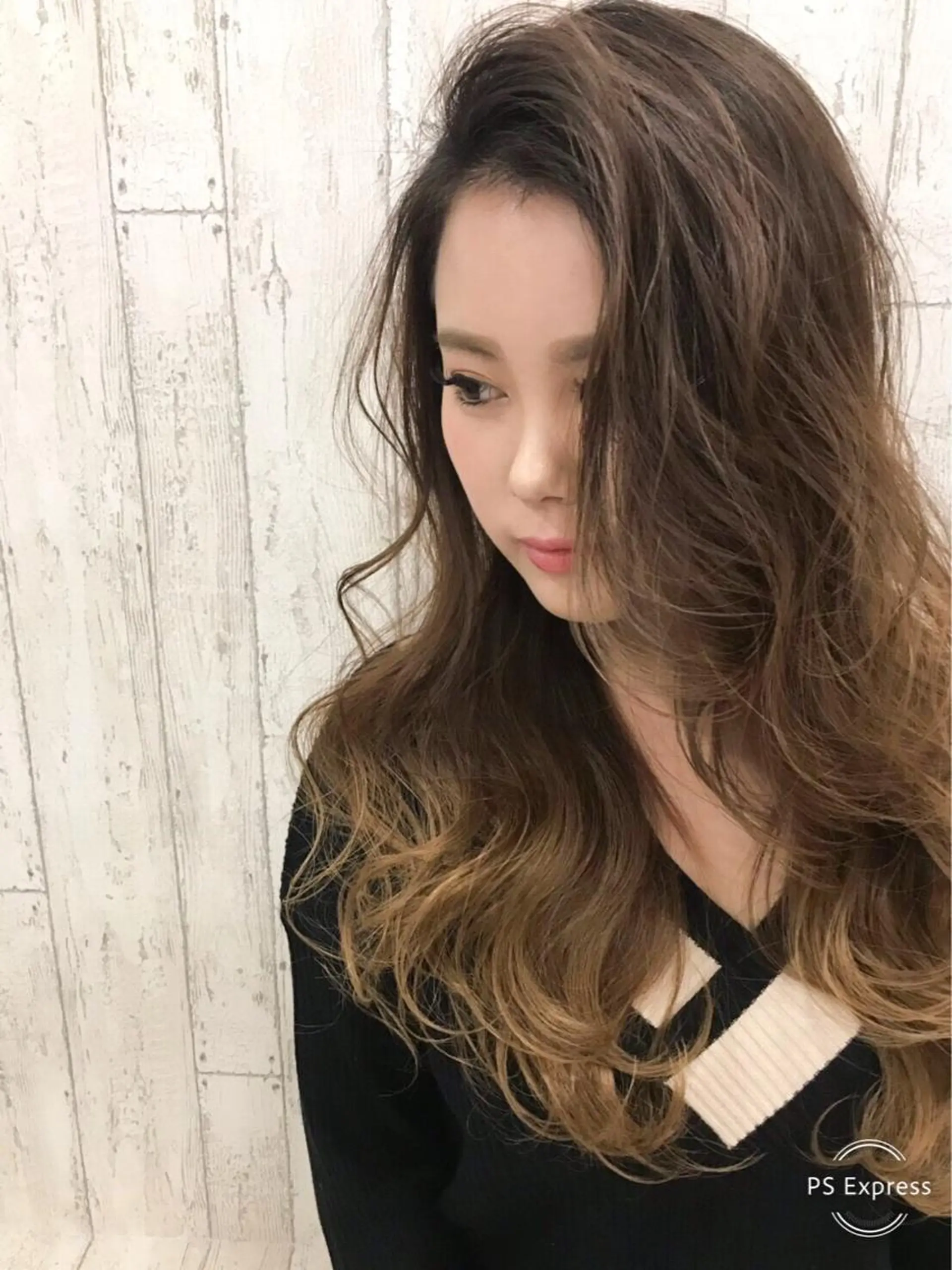 セミロング LANI OOSAKAのヘアスタイル