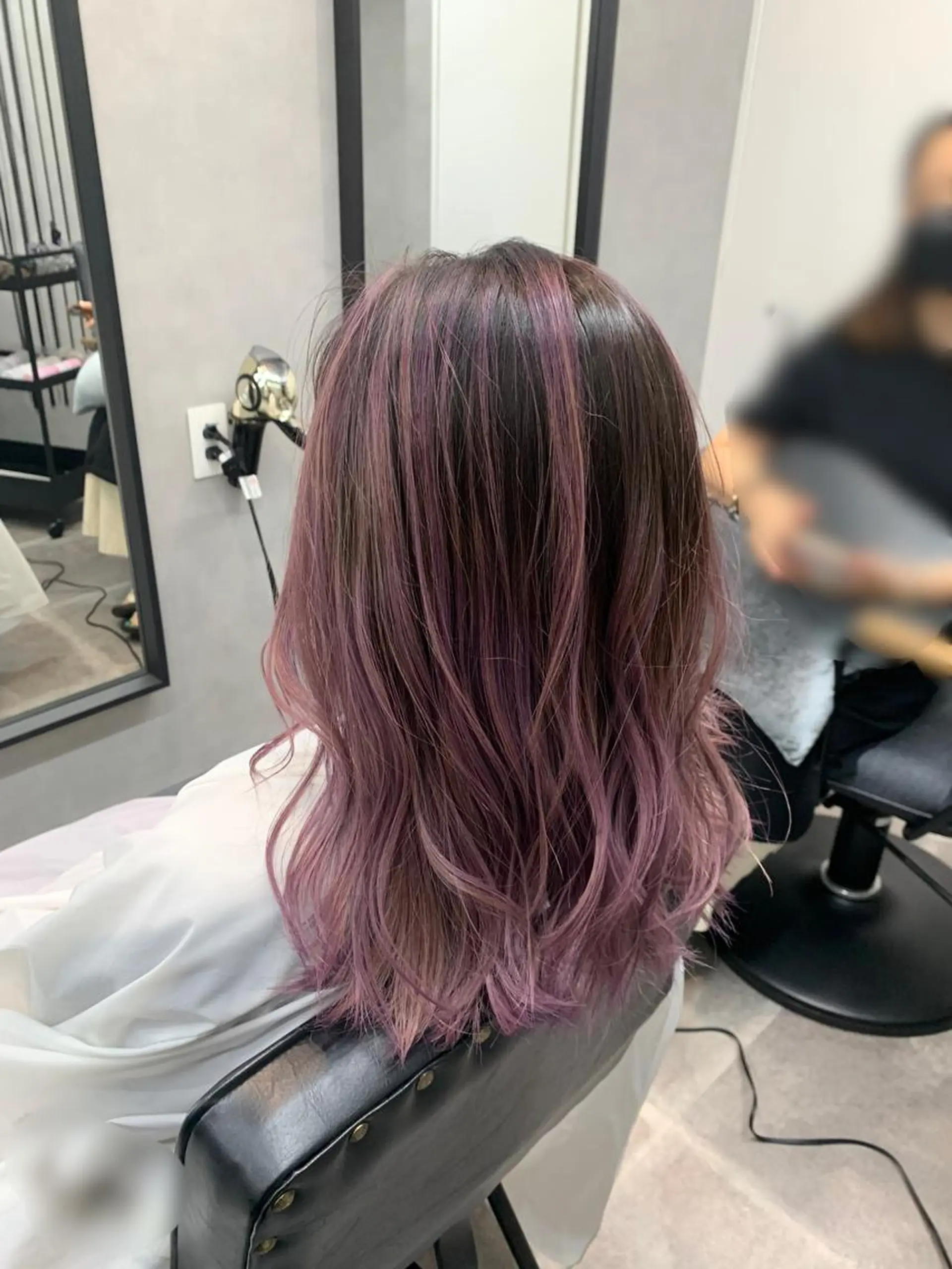 セミロング カラー ヘアアレンジ グラデーションカラー ピンクカラー ピンクパープル パープルカラー カット ヘアカラー トリートメント hairworksbadass所属・菊地 旬のヘアスタイル