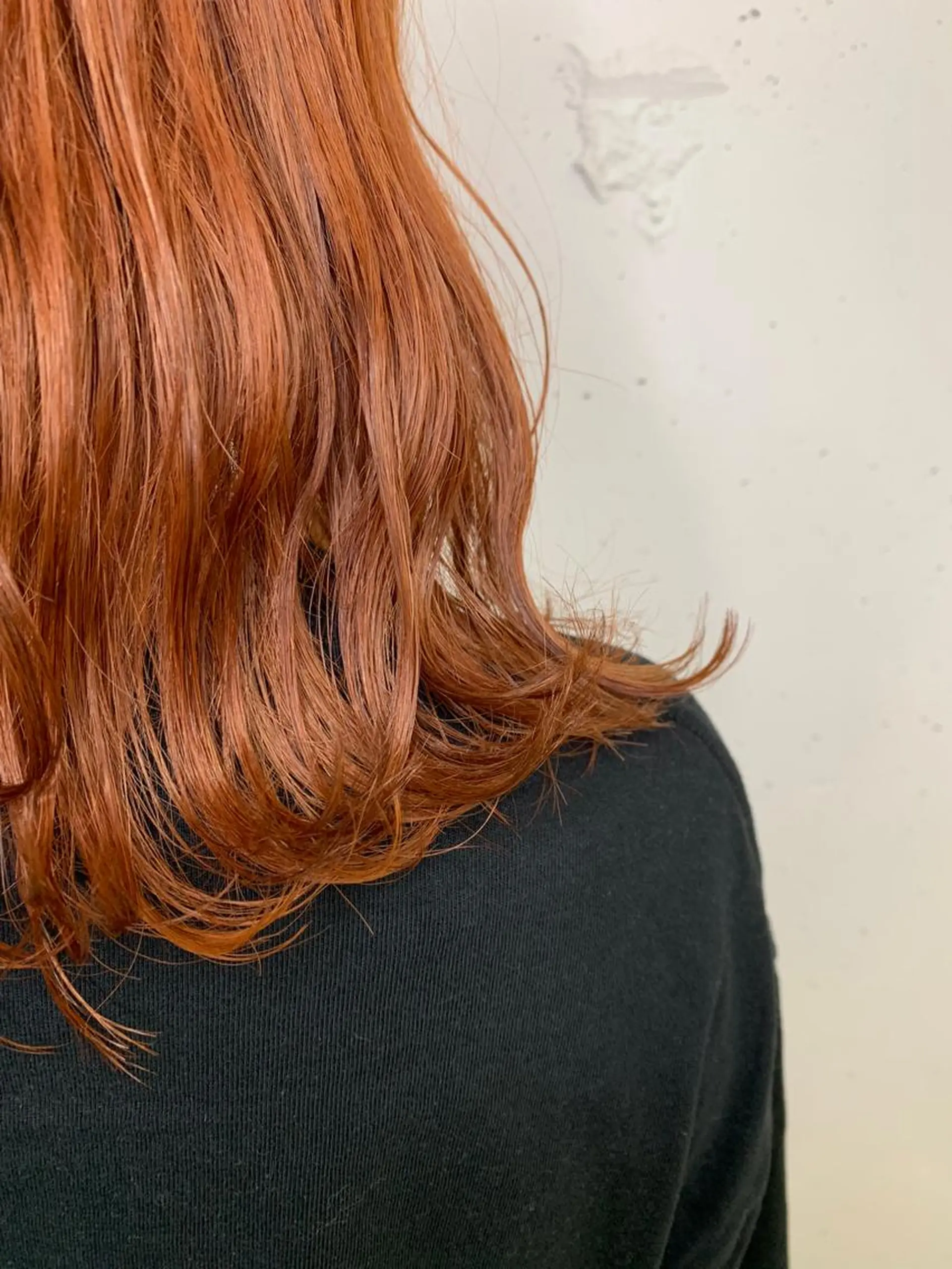 ミディアム カラー オレンジ raika .のヘアスタイル