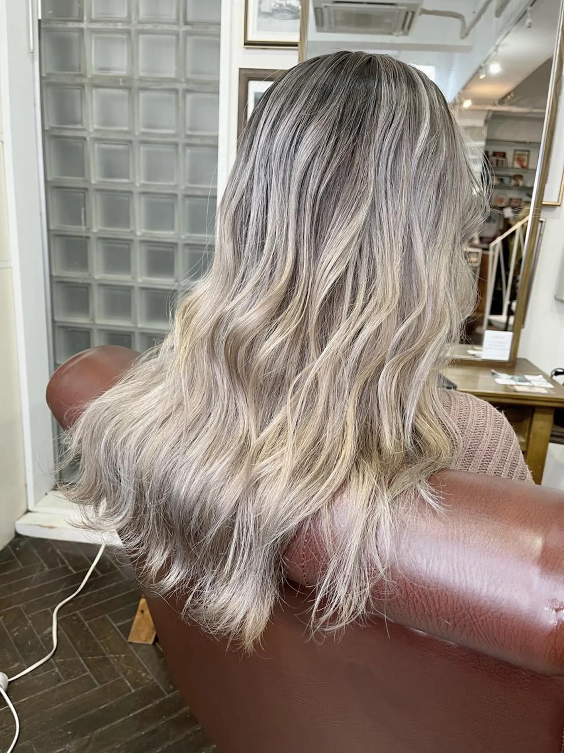 ロング カラー バレイヤージュ レイヤーカット カット ヘアカラー トリートメント モモカ/ハイトーン /バレイヤージュのヘアスタイル