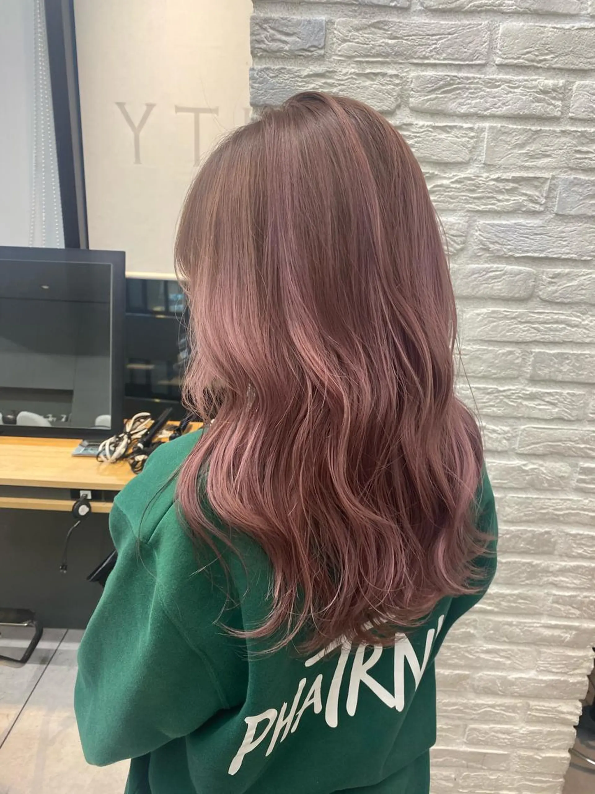 ロング カラー バレイヤージュ ブリーチ ピンクカラー レイヤーカット THINK SHOP KANTAのヘアスタイル