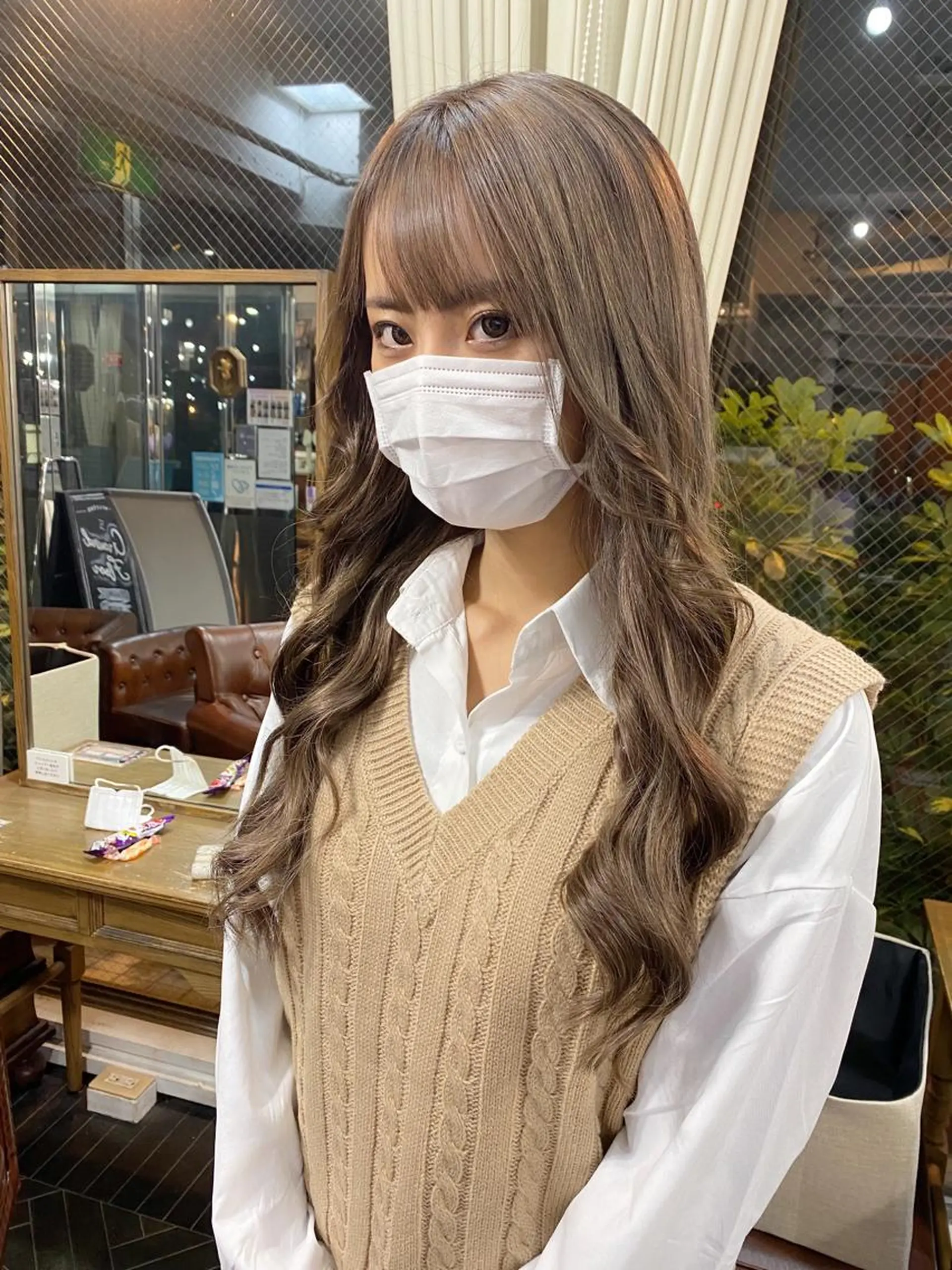 ロング カラー ベージュカラー ブロンド モモカ/ハイトーン /バレイヤージュのヘアスタイル