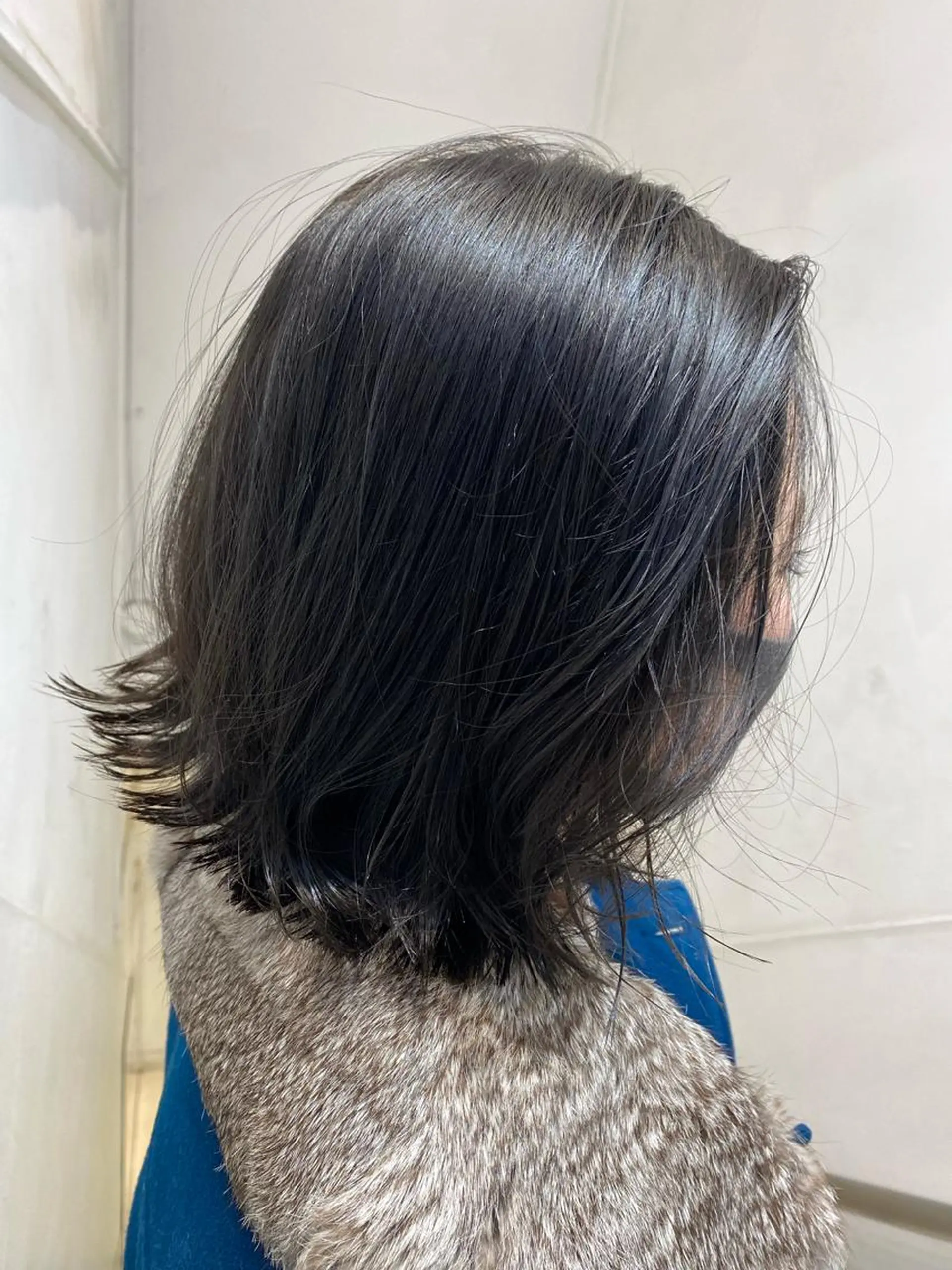 ミディアム カラー アディクシーカラー 黒髪 ネイビーカラー ✨くびれスタイル✨️ 戸嶋穂乃香のヘアスタイル