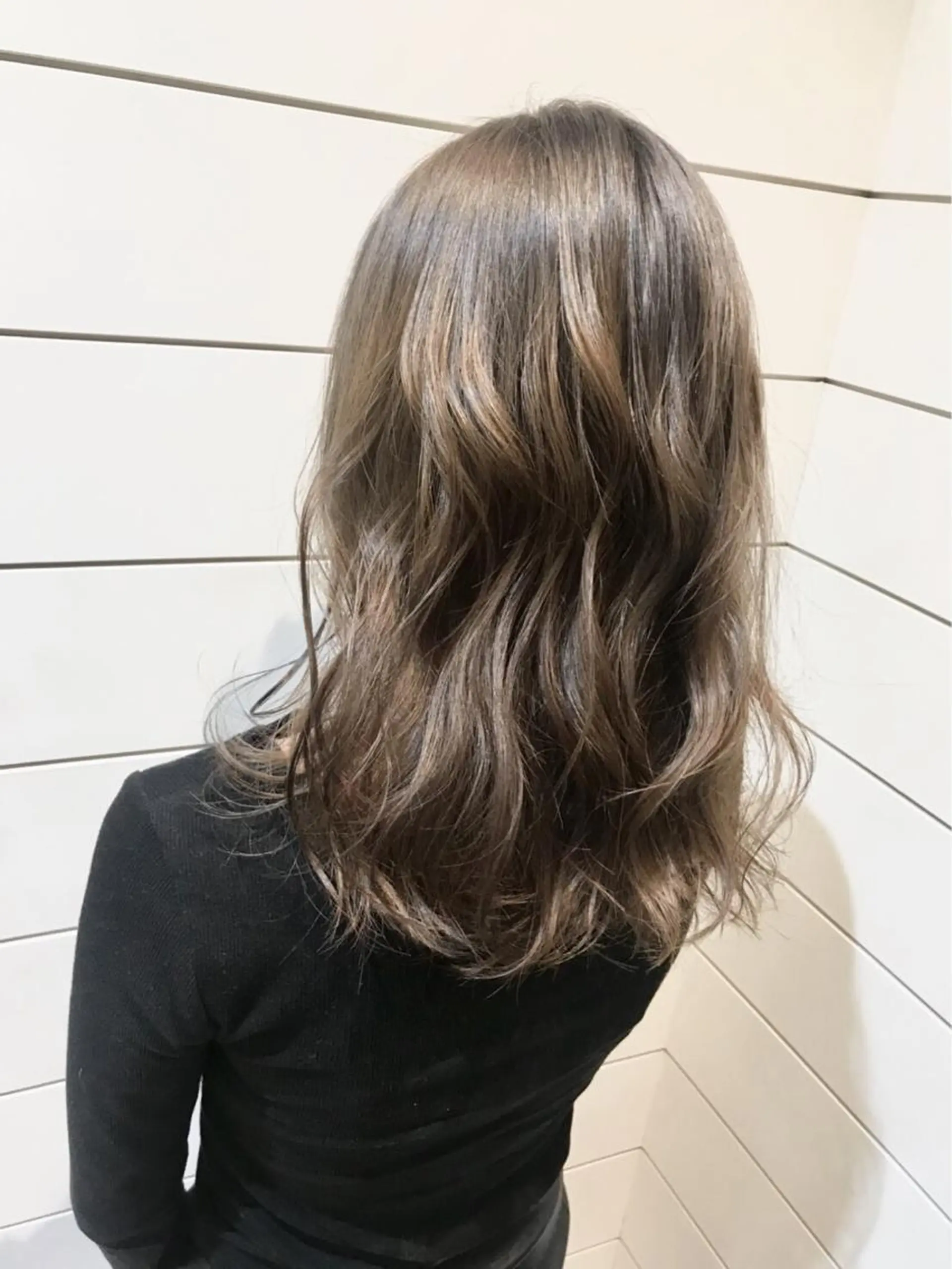 ロング カラー グレージュ 鍵山 千秋のヘアスタイル