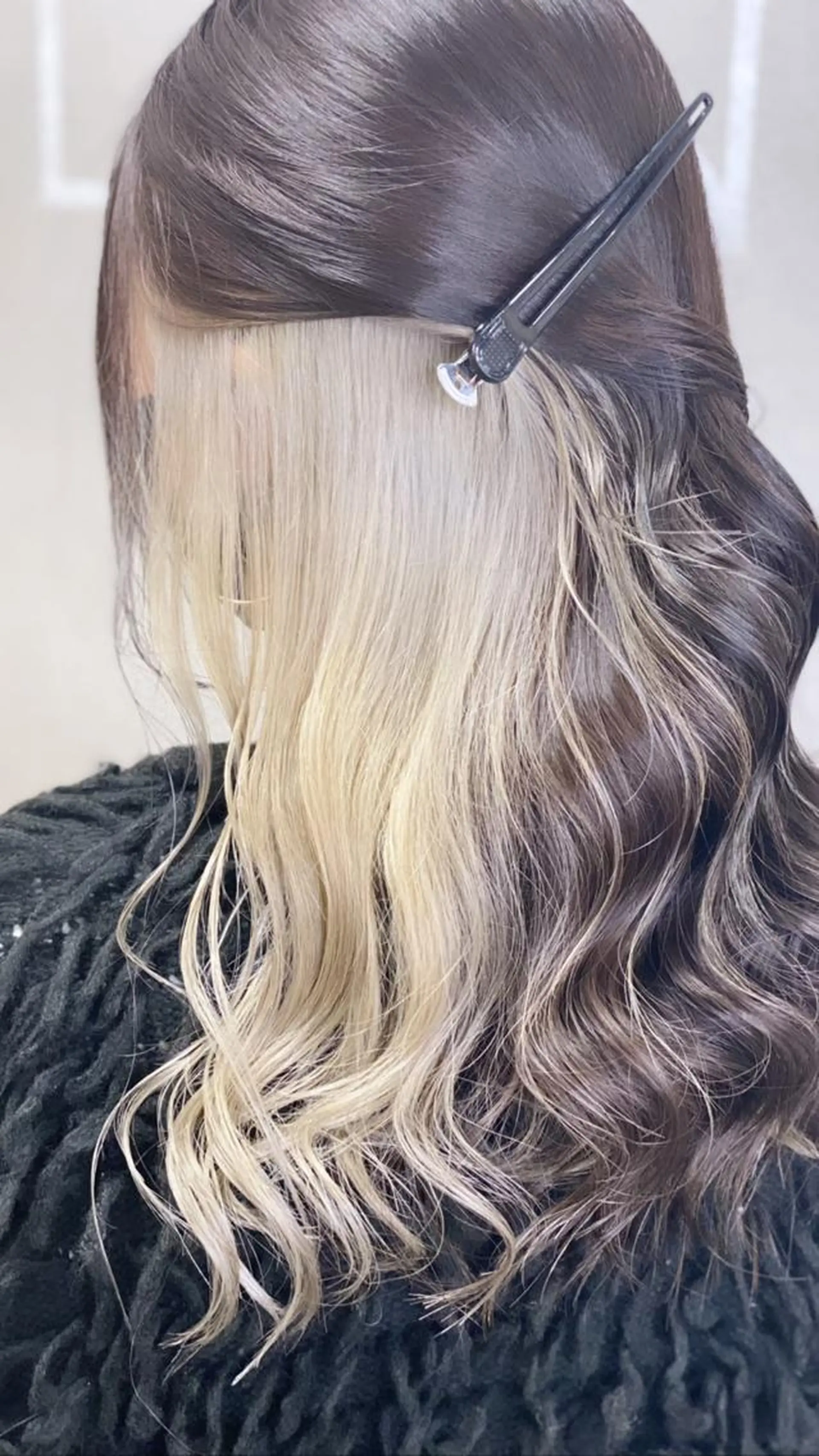 セミロング カラー ブロンド ホワイトブロンド THINK SHOP KANTAのヘアスタイル