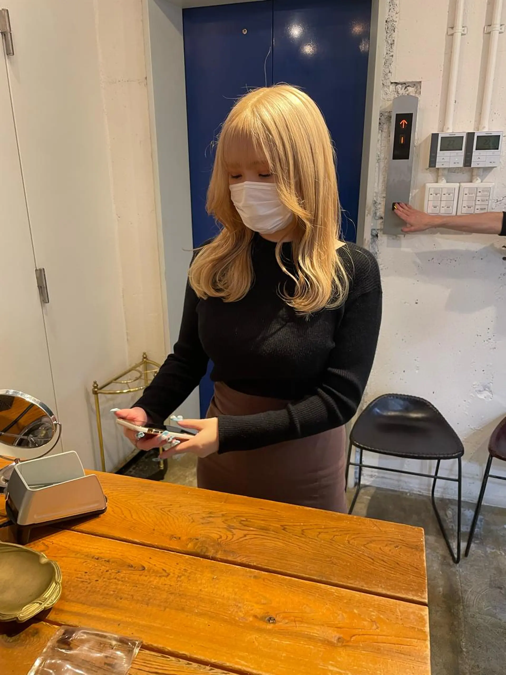 セミロング カラー ブリーチ カット ヘアカラー トリートメント MIOベージュカラー 柔らかいカラーのヘアスタイル