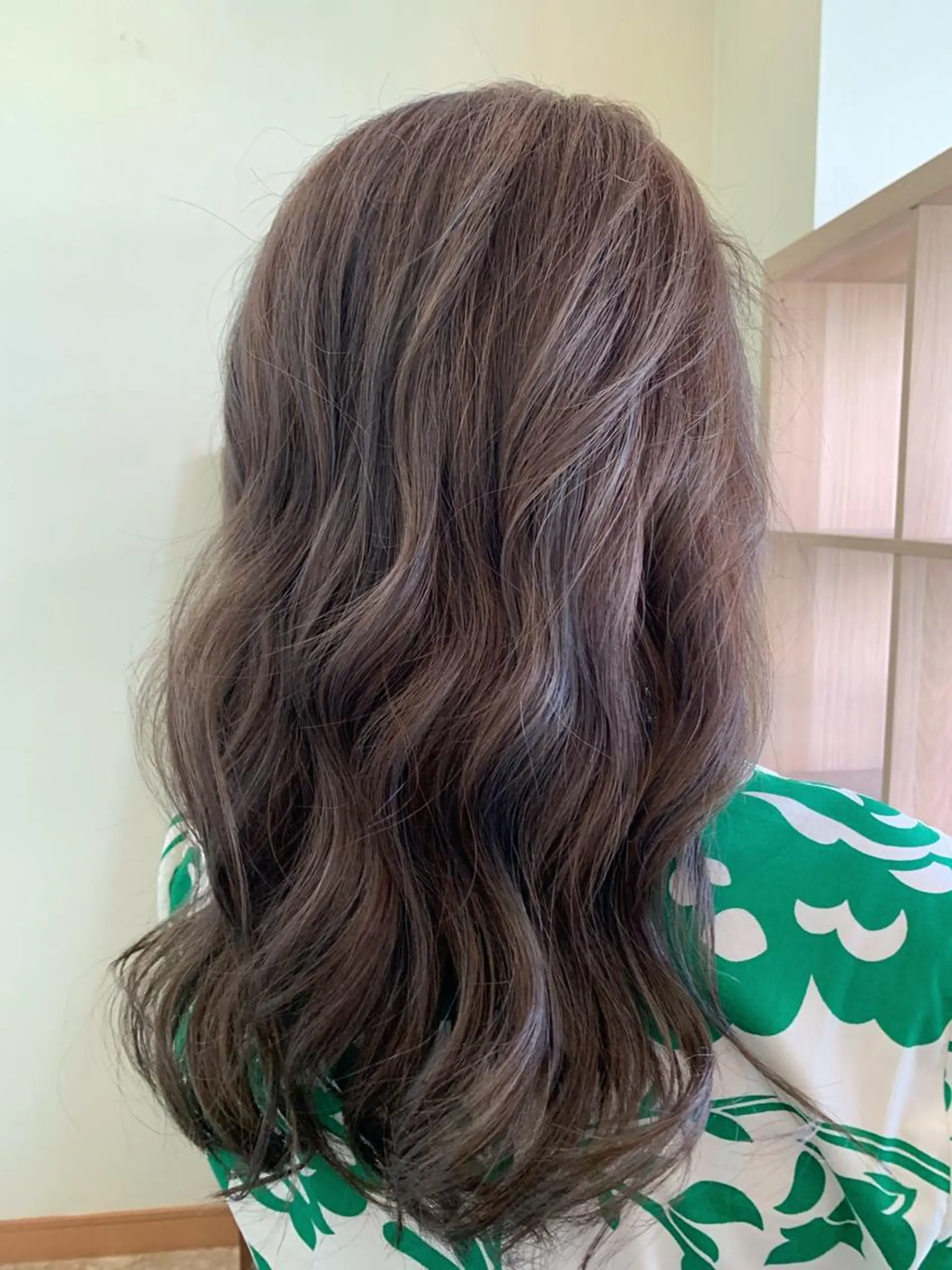 ロング カラー グレージュ ハイライトカラー オリーブグレージュ オリーブグレー ハイライト yuri🌼 NUMBER 天王寺のヘアスタイル