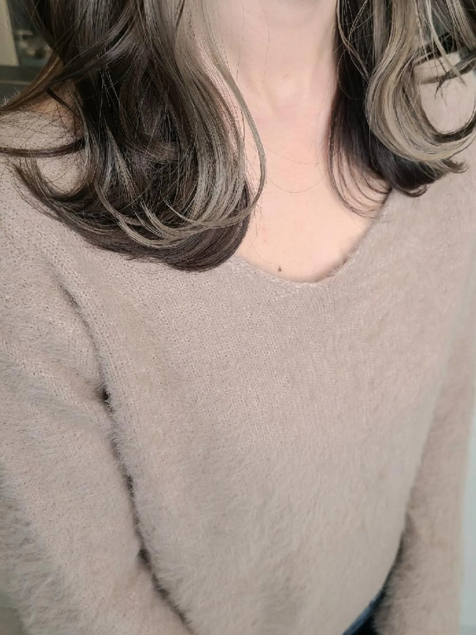 セミロング カラー イヤリングカラー ヘアカラー トリートメント ブリーチカラー🌈 嘉名 真樹のヘアスタイル