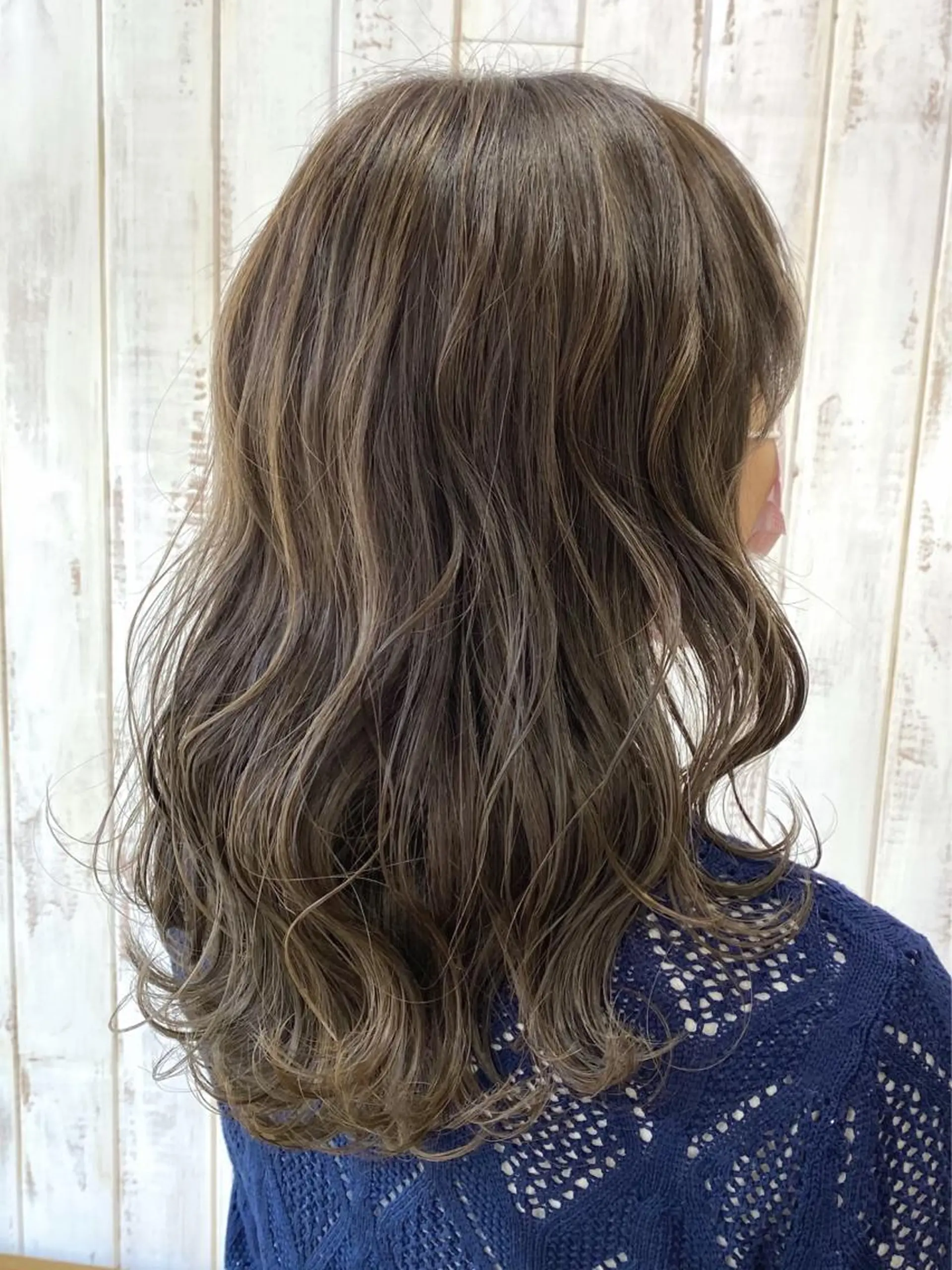 セミロング ハイライト ヘアカラー やじま ひろこのヘアスタイル