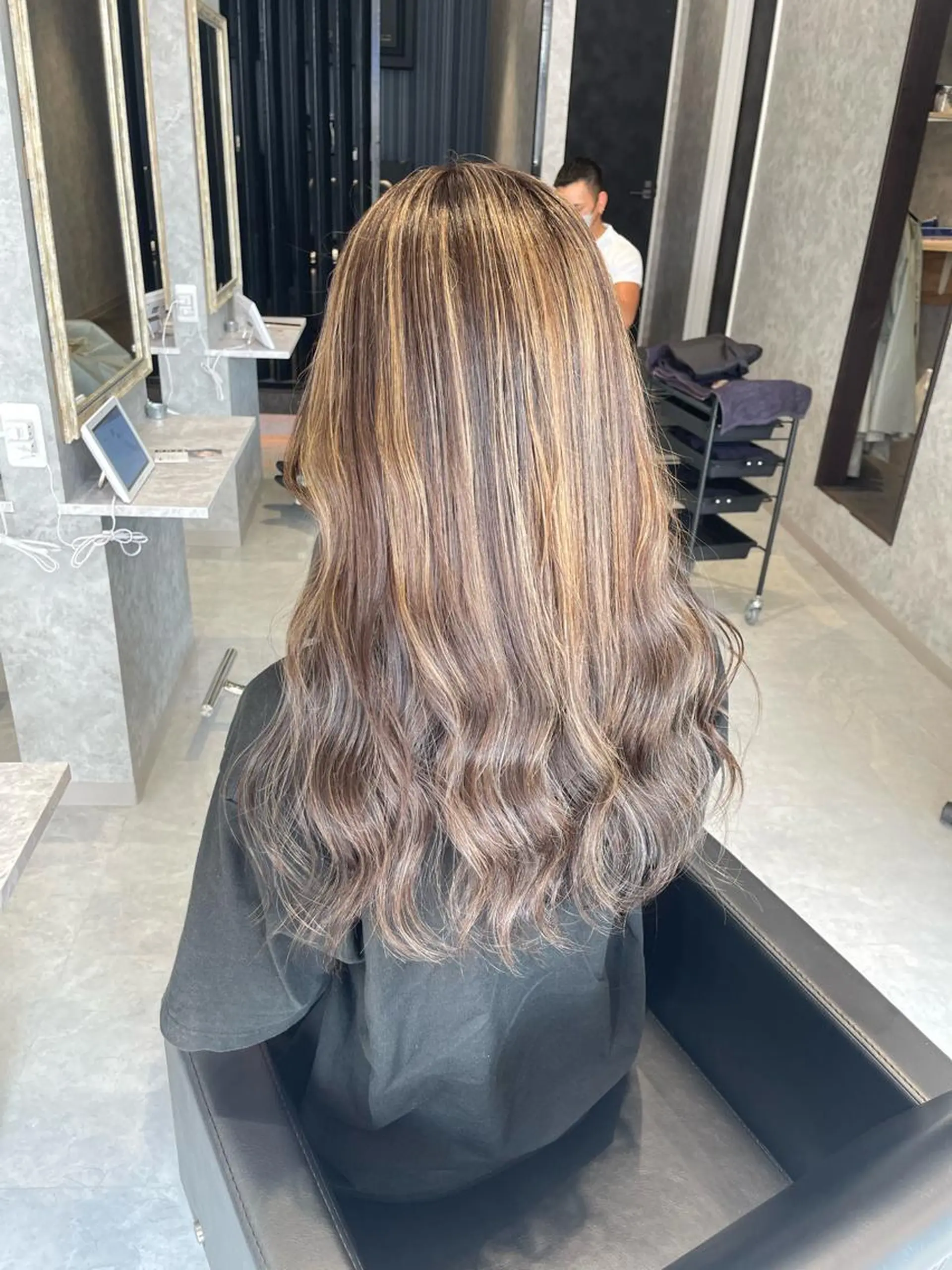 ロング ヘアカラー ハイトーン ／ レイヤー/吉田陸斗のヘアスタイル