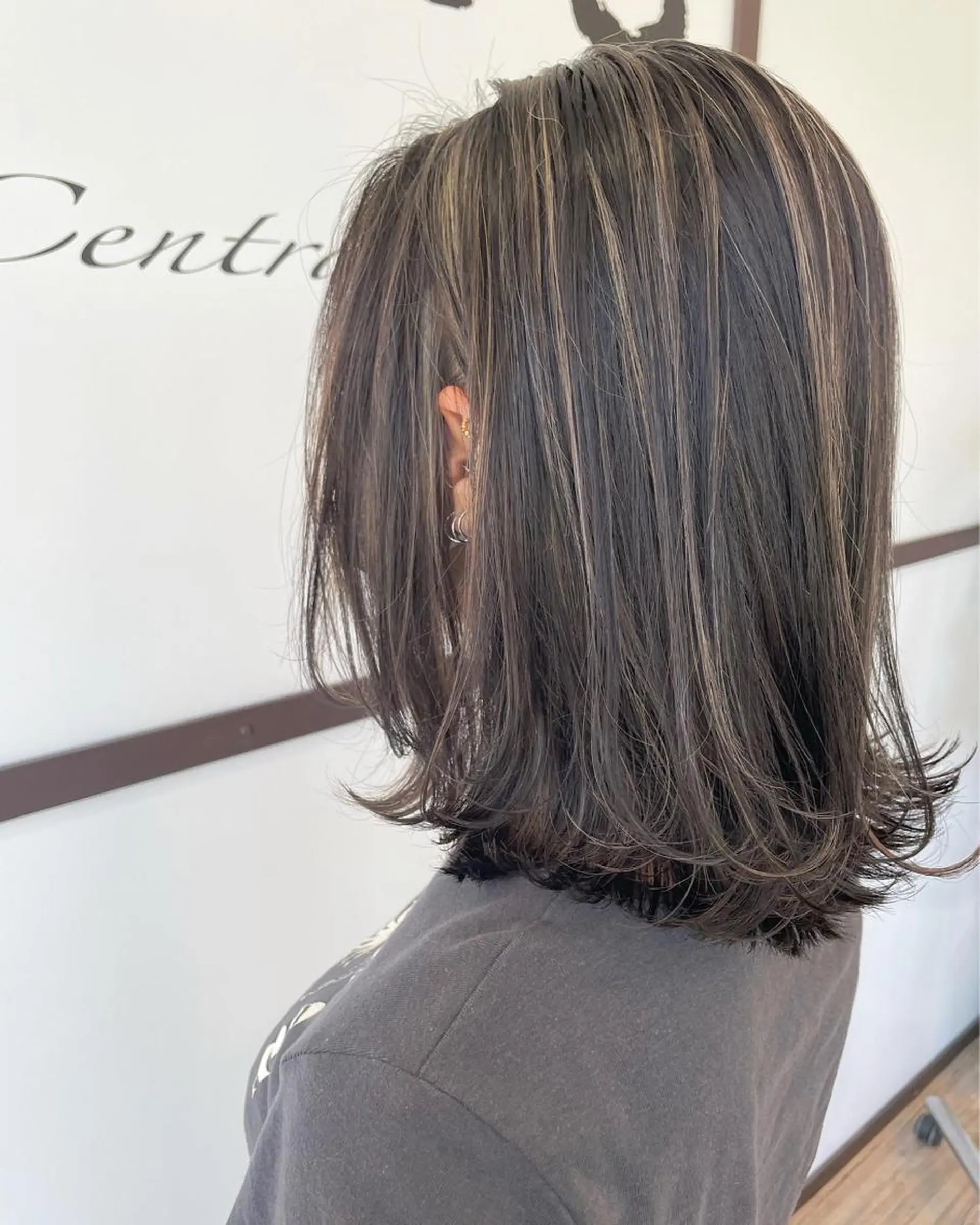 ミディアム アッシュ ボブ 外国人風カラー ハイライト レイヤーカット ヘアカラー トリートメント 河合秀明/ショート /ボブ/レイヤーのヘアスタイル