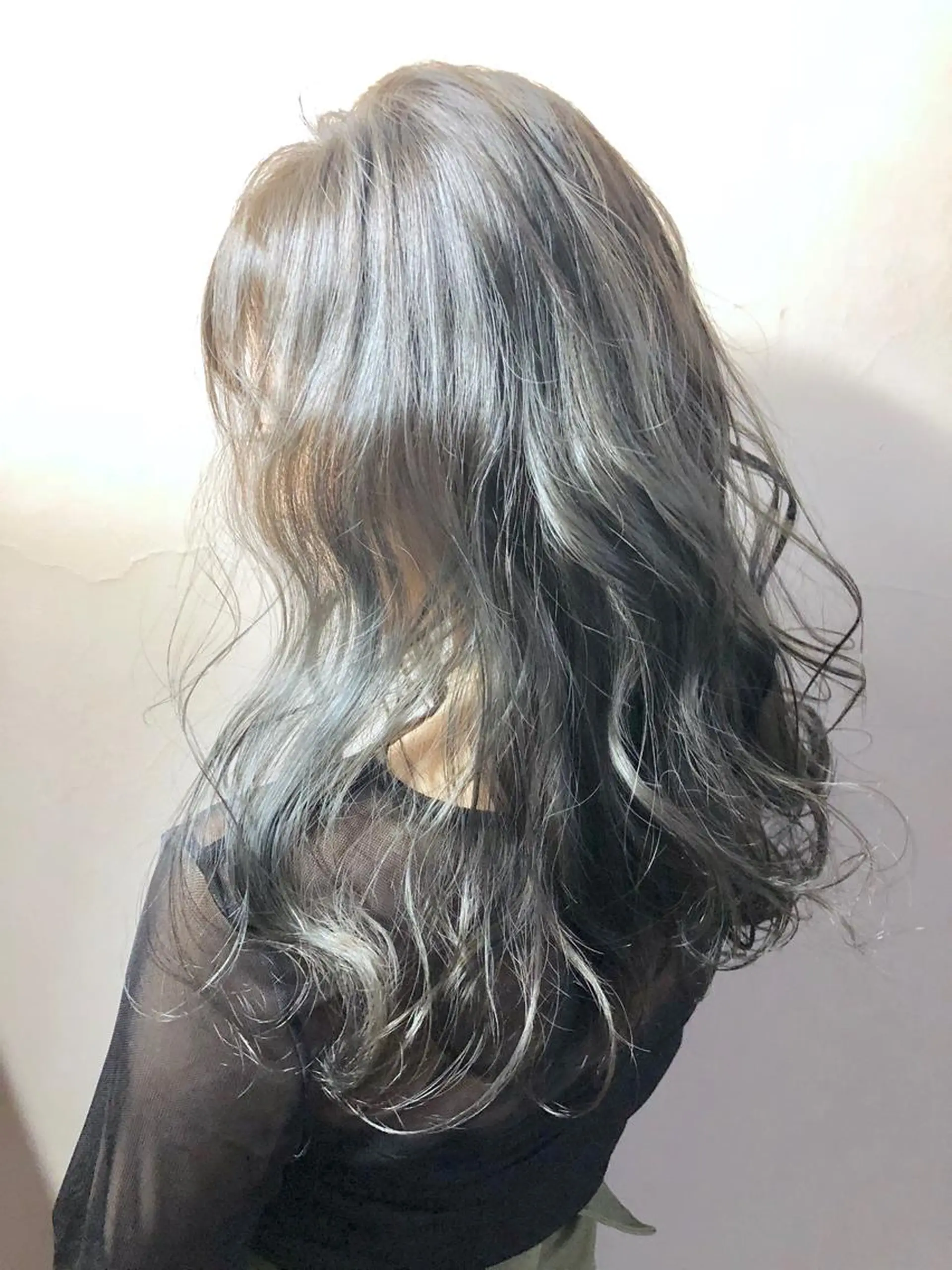 セミロング カラー ブルーカラー ブルージュ tuki yokohama所属・店長 小池アキトのヘアスタイル