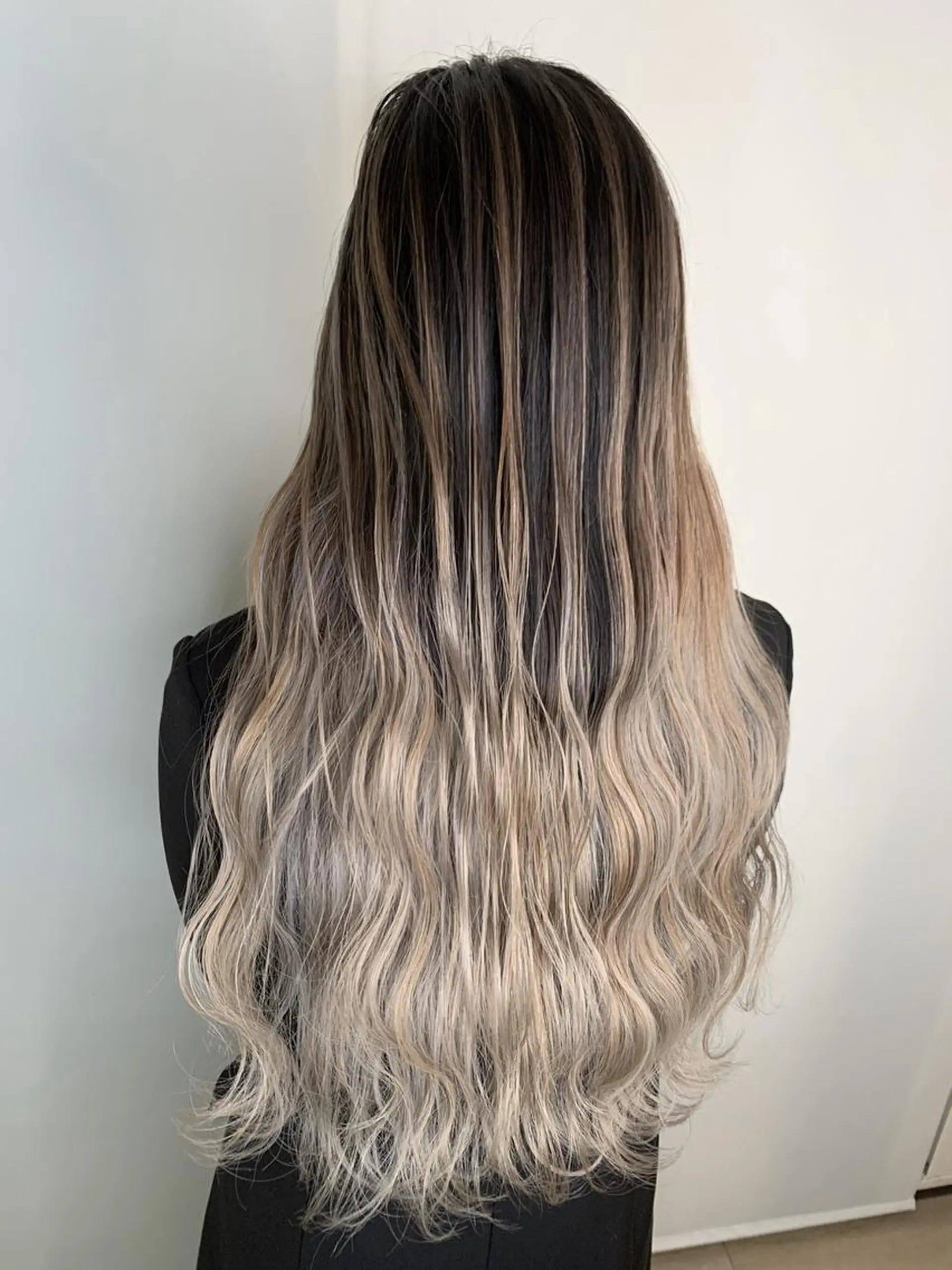 ロング カラー パーマ ヘアアレンジ シールエクステ アッシュ バレイヤージュ ベージュカラー ブリーチ ハイトーン カラーのヘアスタイル