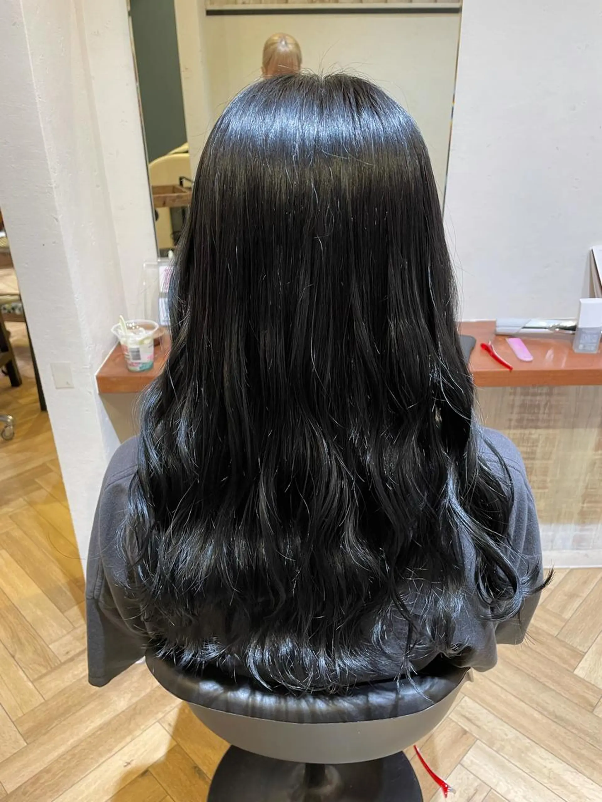 ロング カラー 黒髪 ブルーカラー ブルーブラック 市川 澪のヘアスタイル