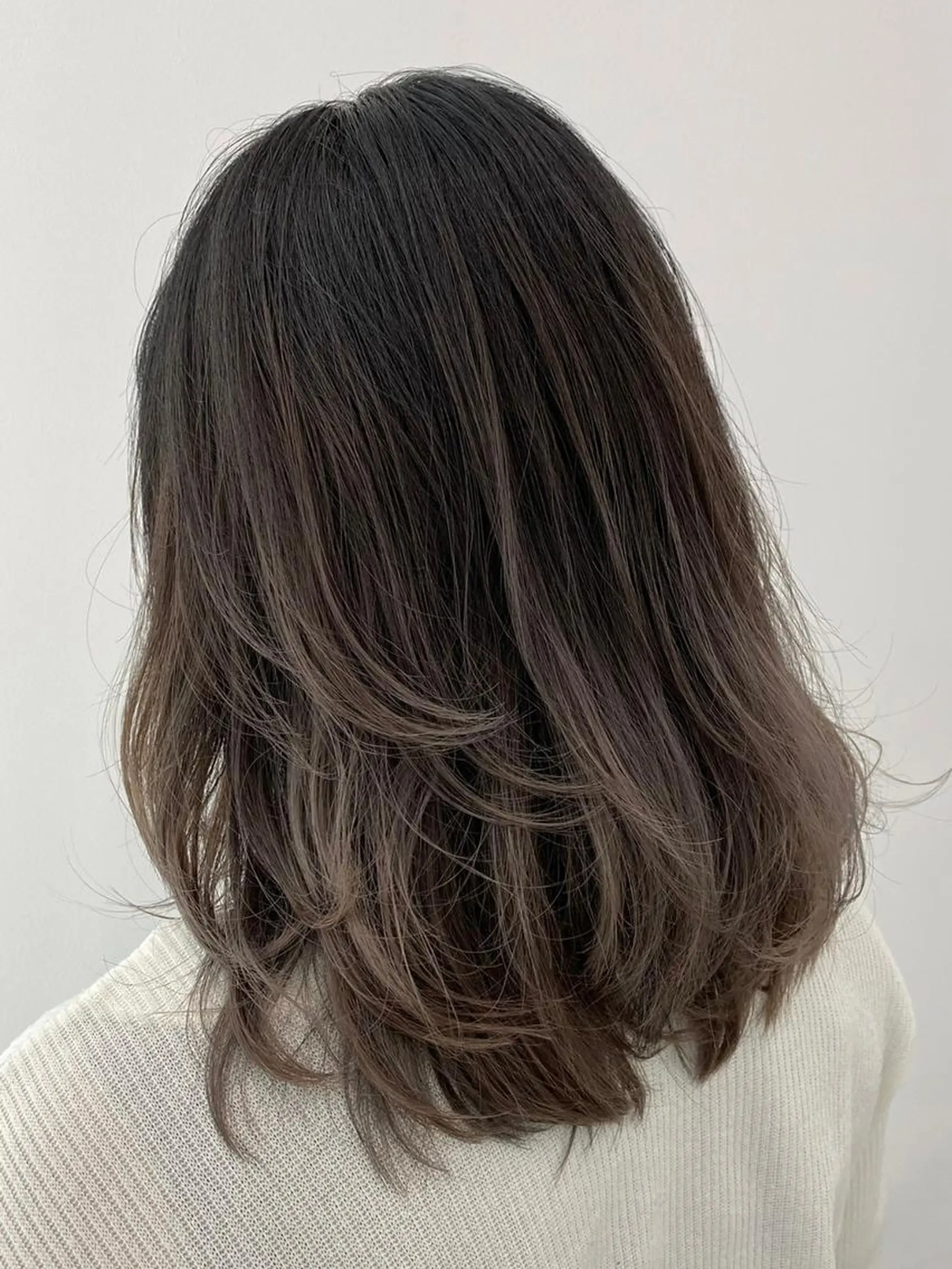 セミロング カラー ワンレンボブ アディクシーカラー アッシュ ベージュカラー ブリーチ 公式 Ease by amble luxeのヘアスタイル