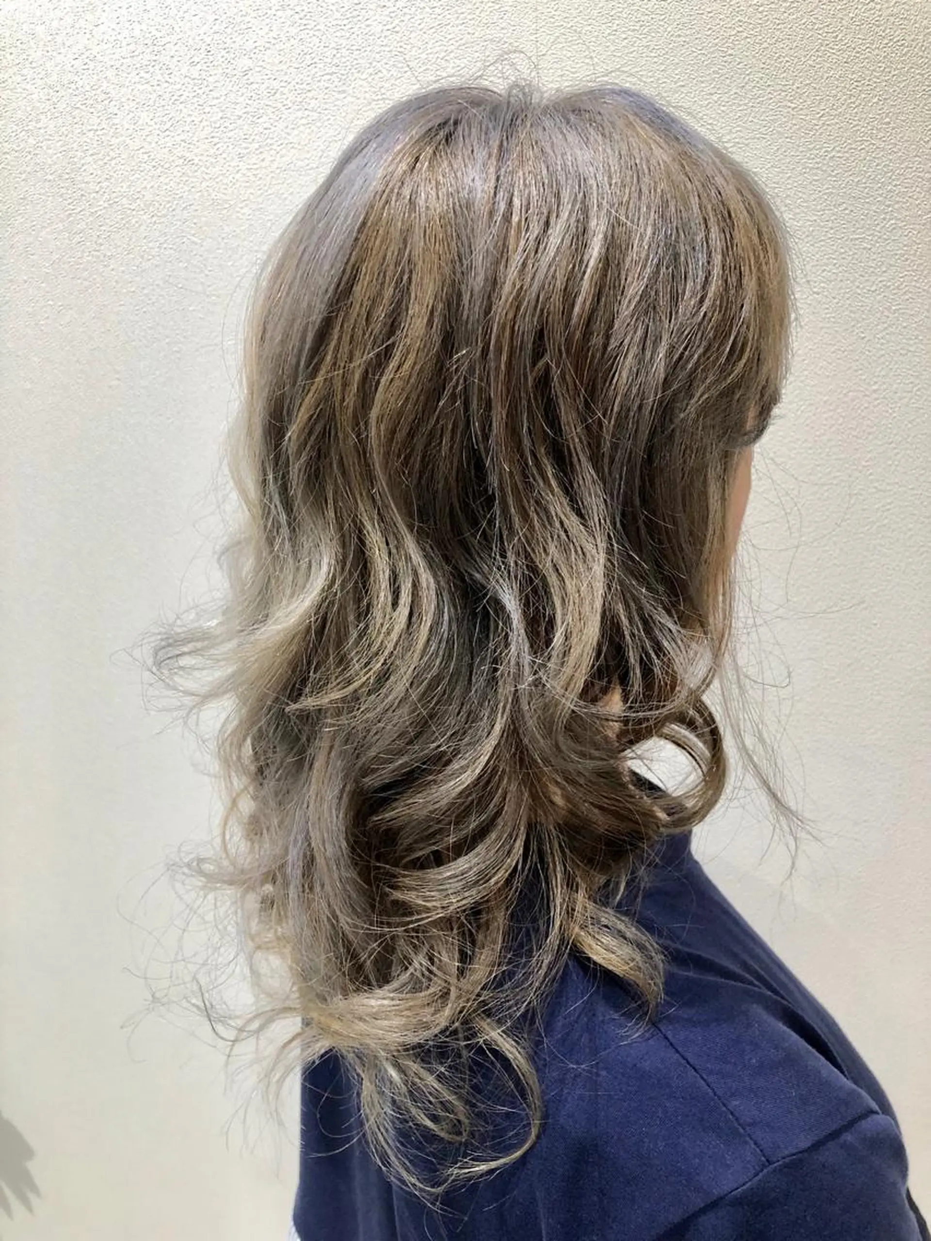 セミロング カラー ベージュカラー 透明感カラー ハイライトカラー シルバー ホワイトベージュ ヘアカラー トリートメント ✨髪質改善🎨 杉本賢人のヘアスタイル