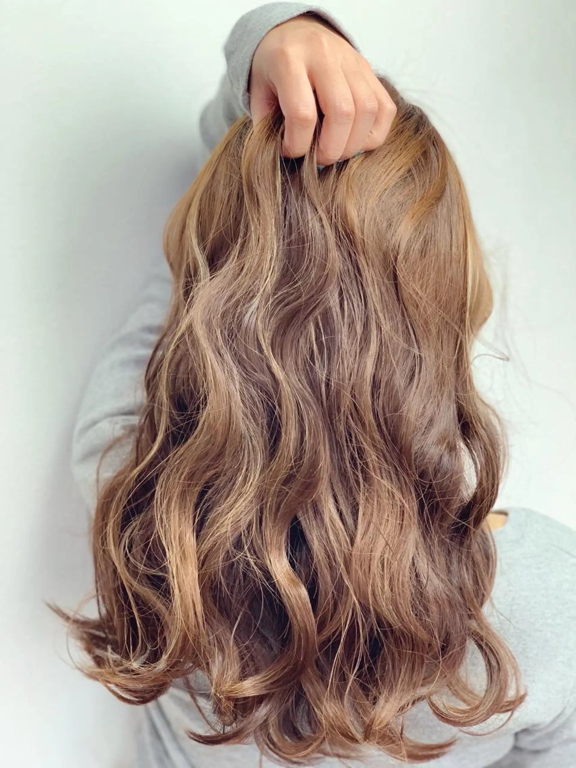 セミロング カラー ヘアアレンジ ネイル グレージュ ハイライトカラー 外国人風カラー ハイライト ヘアカラー トリートメント ヘッドスパ 岩崎 克秀のヘアスタイル