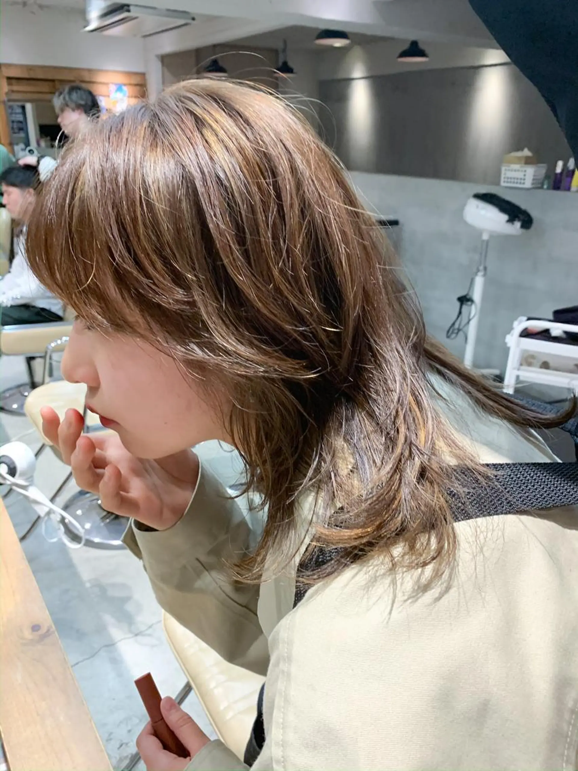 ミディアム カラー ベージュカラー ブリーチ フォギーベージュ ハイライトカラー ハイライト yoke 《ヨーク》のヘアスタイル