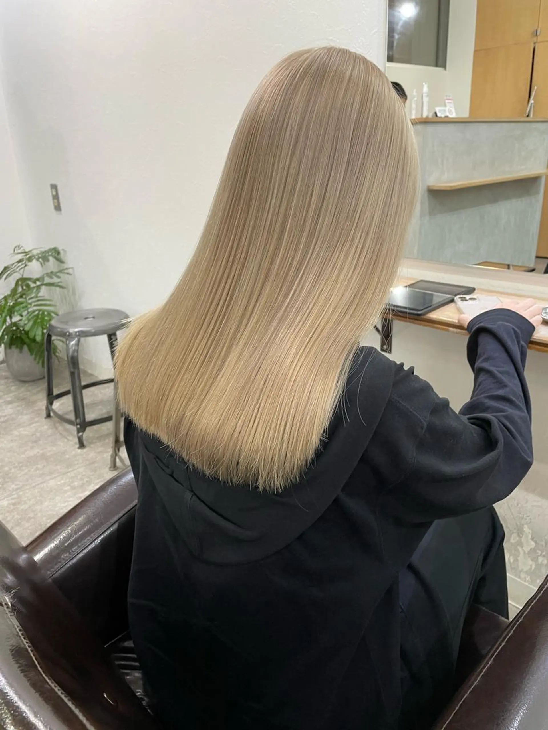 ロング カラー ベージュカラー ブリーチ ミルクティーベージュ ヘアカラー トリートメント パーマ/透明感カラー /ボブ/吉田一生のヘアスタイル