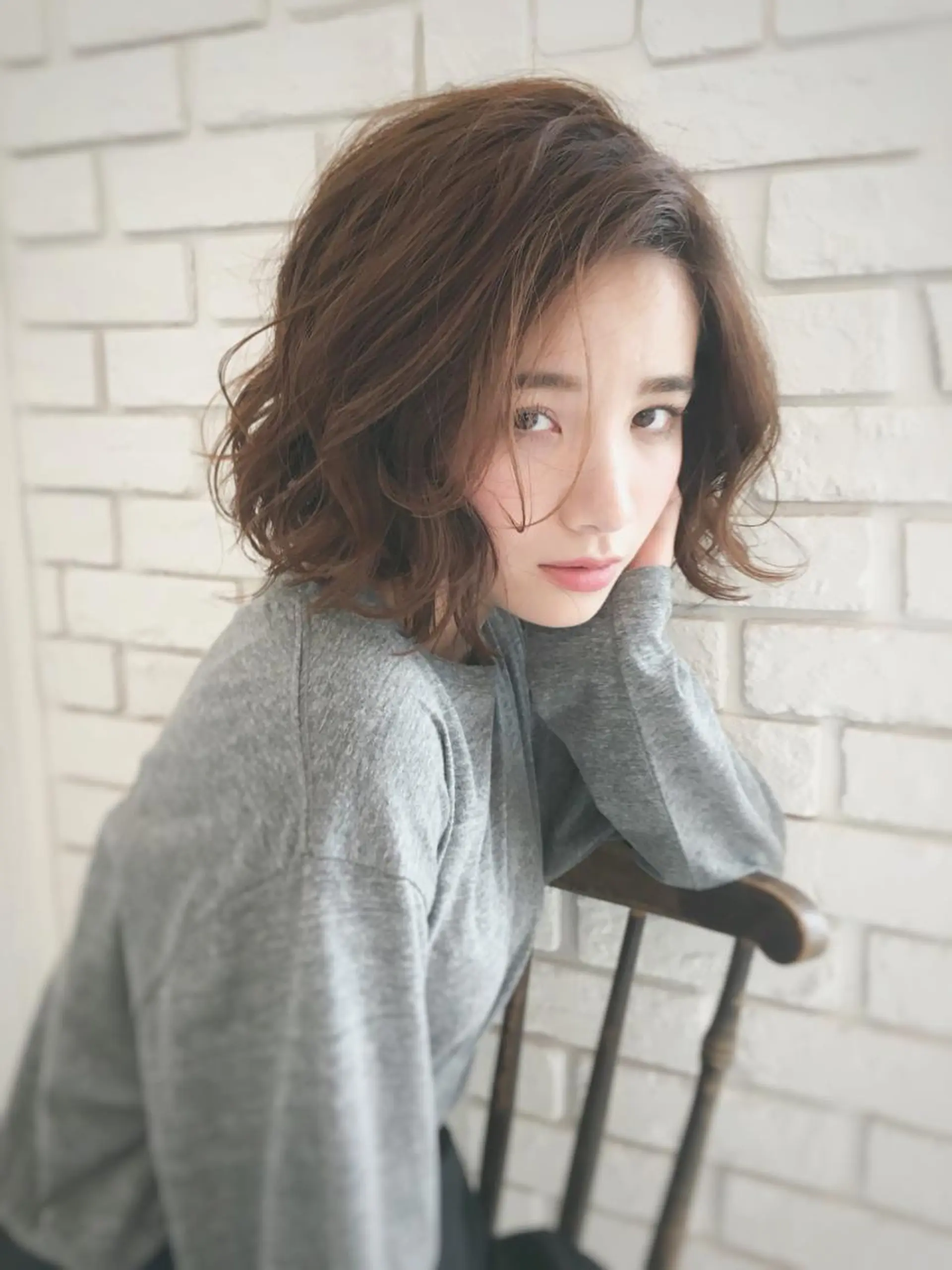 ミディアム カラー 顔周りカット おくれ毛 沖 宜志のヘアスタイル