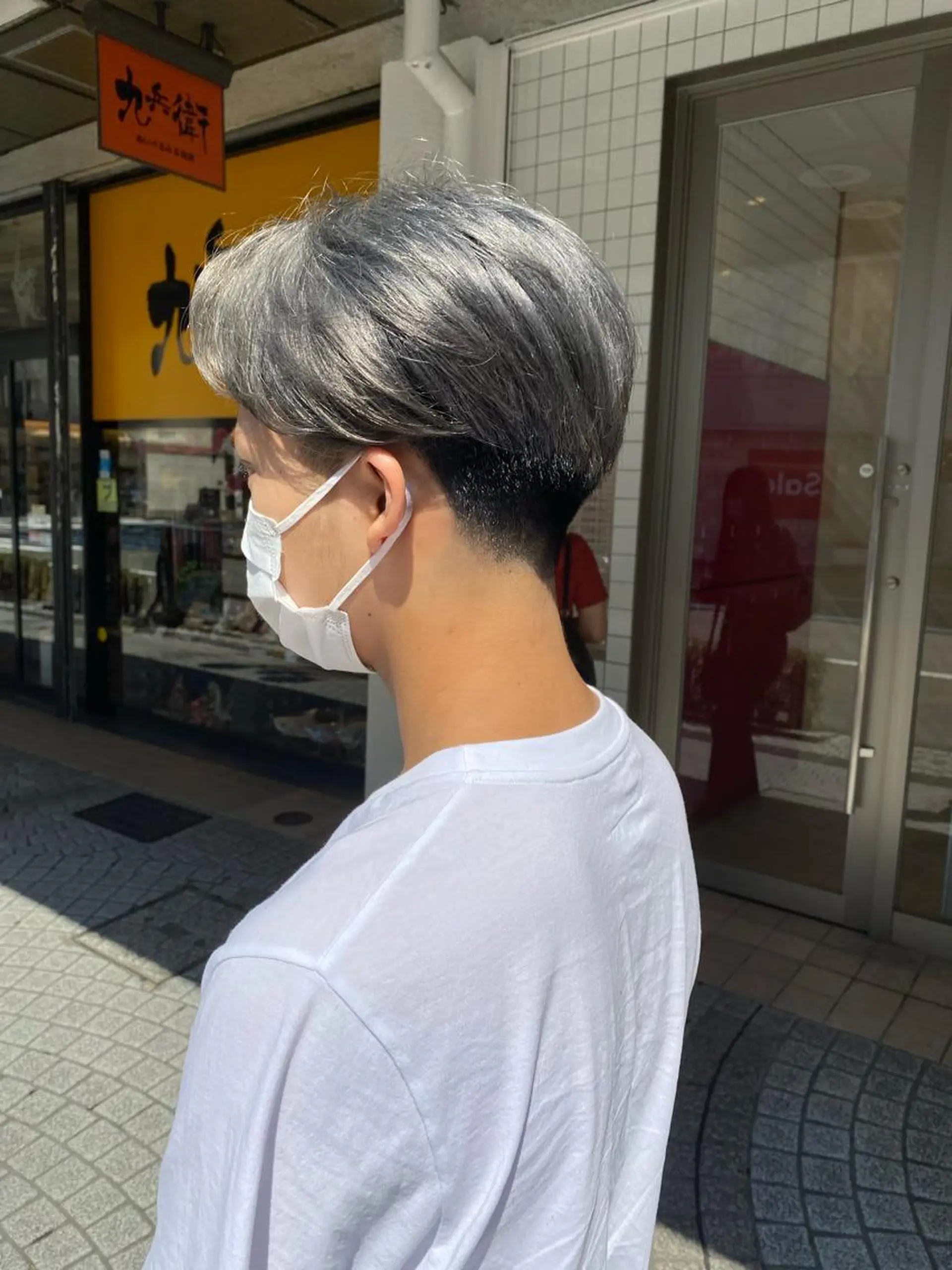 カラー メンズ センターパート メンズ韓国風 シルバー ヘアカラー 荒谷 薫のヘアスタイル