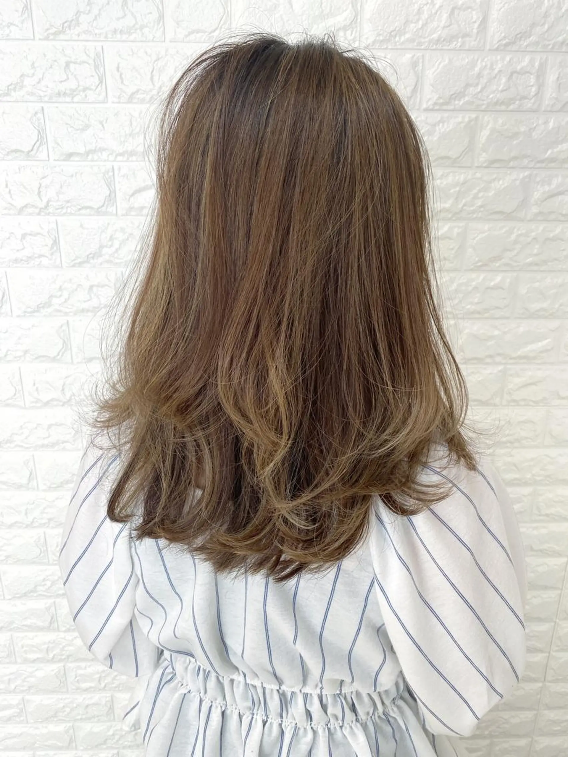 ミディアム カラー ブリーチ グレージュ ハイライトカラー ハイライト 高木 麻知子のヘアスタイル