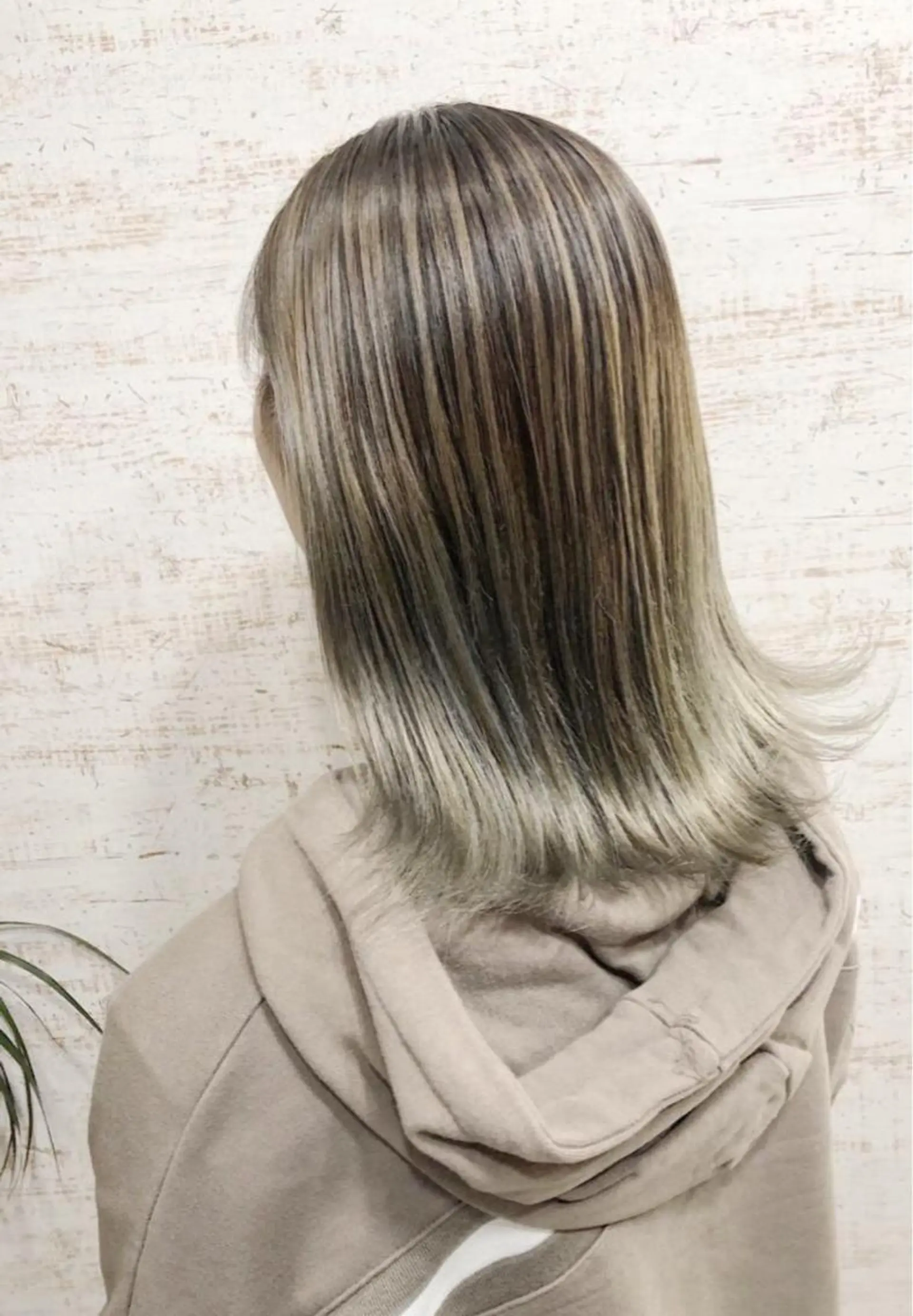 ミディアム カラー バレイヤージュ ブリーチ 透明感カラー グレージュ ハイトーンカラー ケアブリーチ /髪質 改善/古橋圭史郎のヘアスタイル