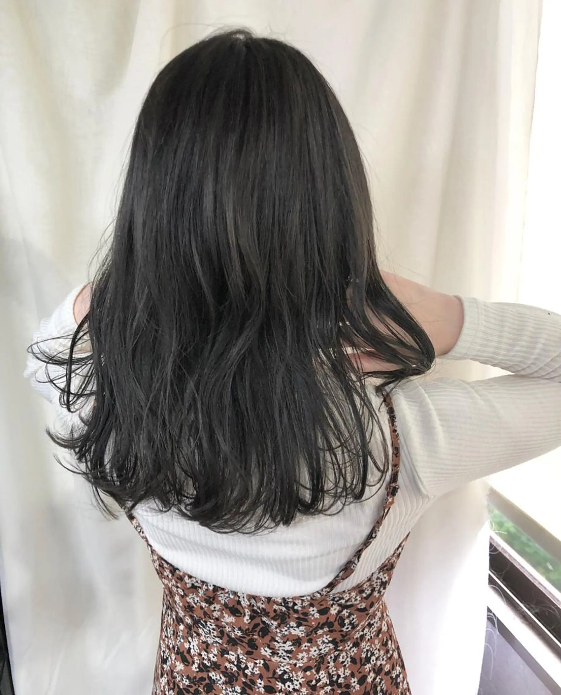 セミロング カラー ブリーチ ブルーカラー ブルージュ ブリーチなしカラー kazuki iconのヘアスタイル