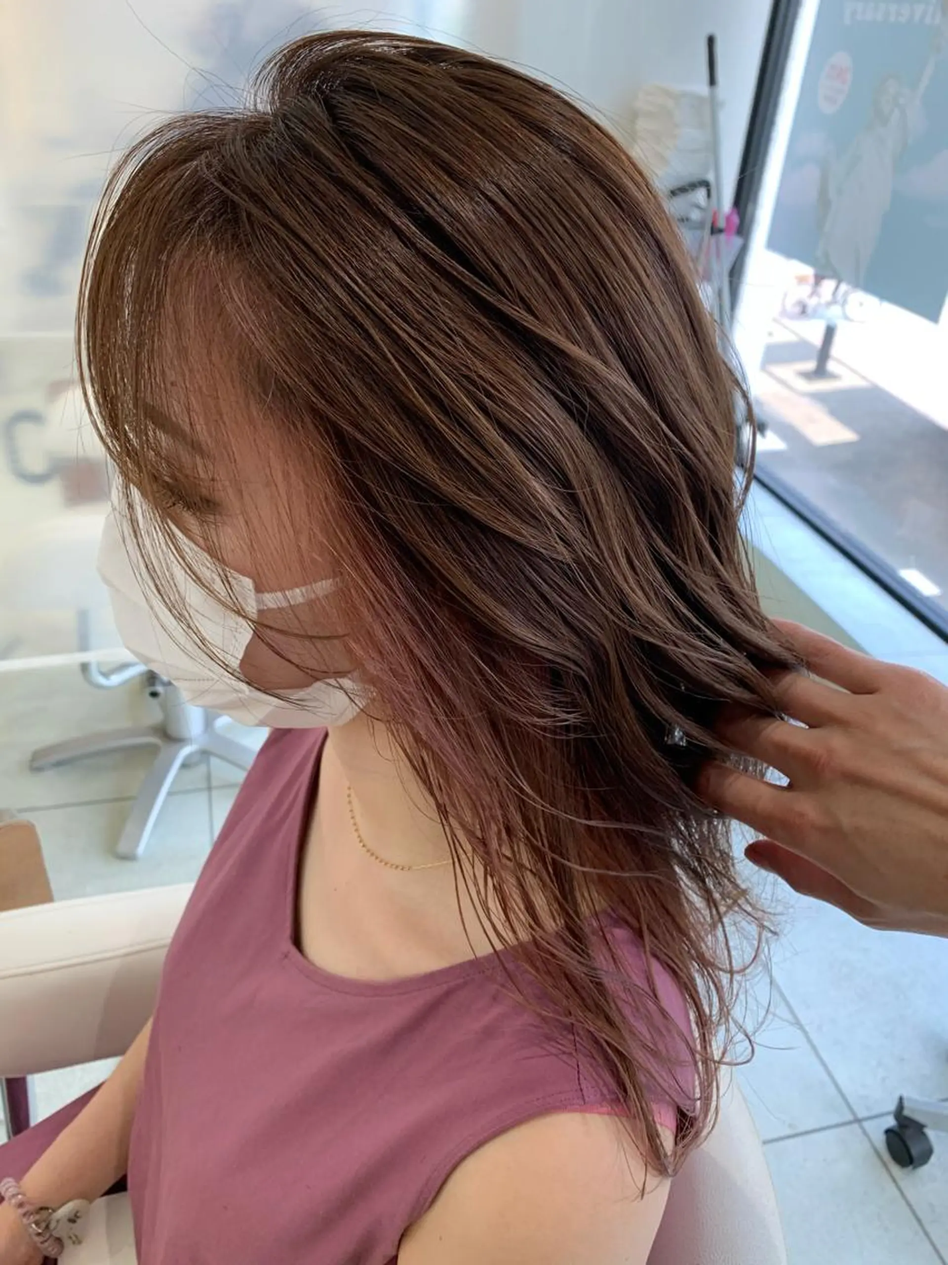 セミロング カラー デザインカラー、艶髪 大塚 耕平のヘアスタイル