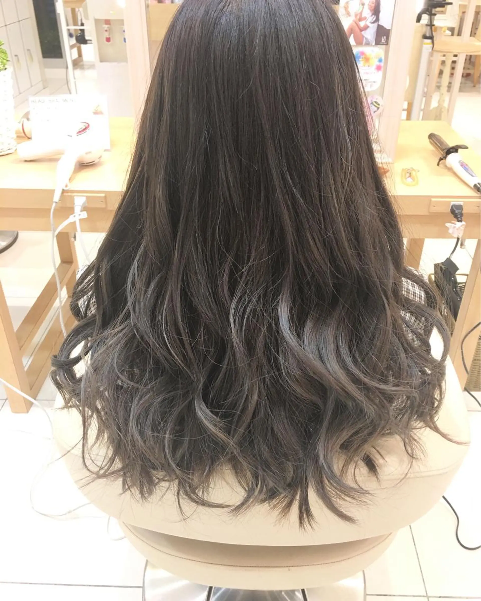 セミロング カラー グレージュ ハイライトカラー ハイライト 小田原NO1 美容師 飯田飛翔のヘアスタイル