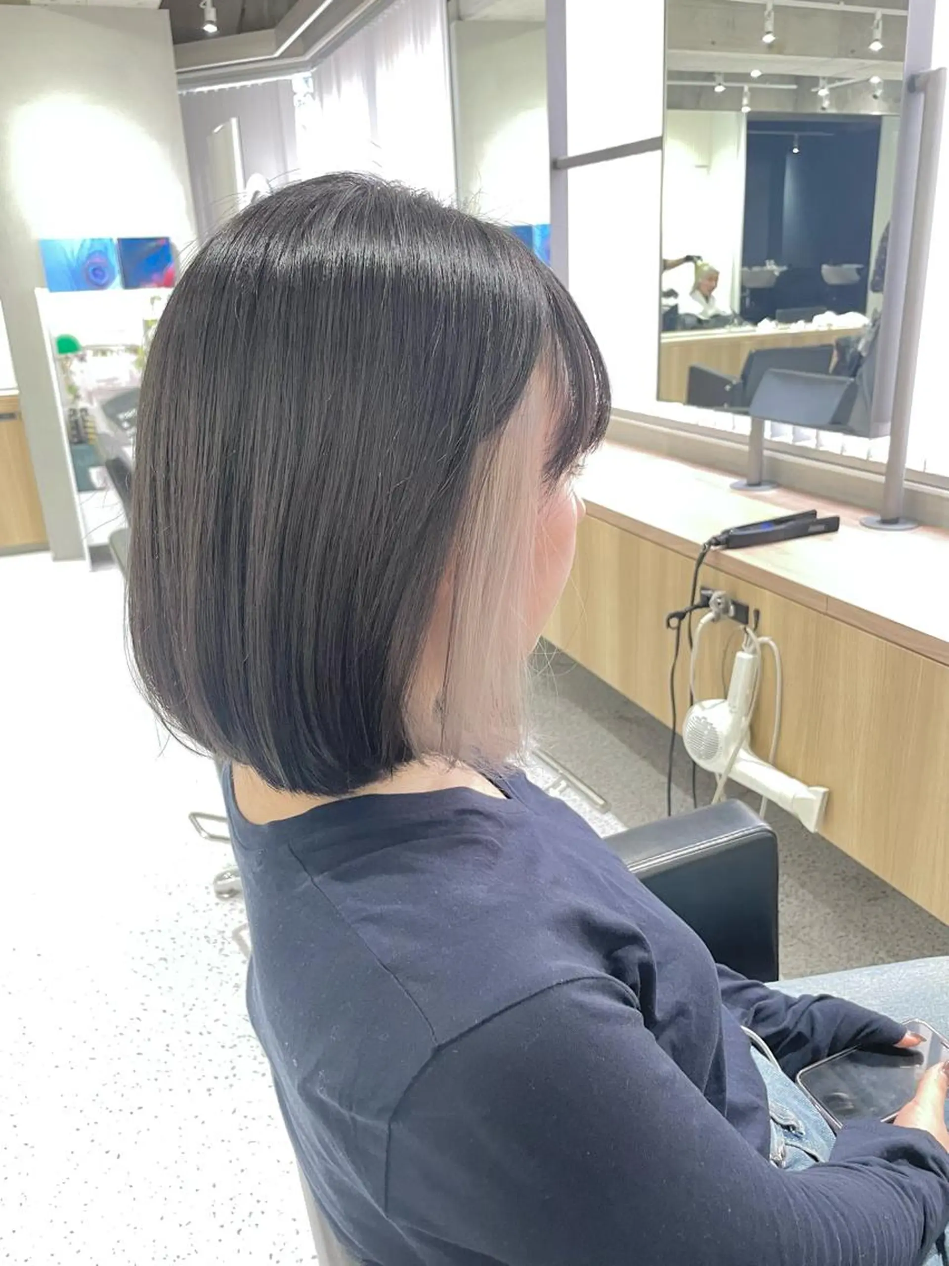 ミディアム カラー ベージュカラー ブリーチ イヤリングカラー ホワイトベージュ ブリーチ/ハイトーン 艶カラー/ユリナのヘアスタイル