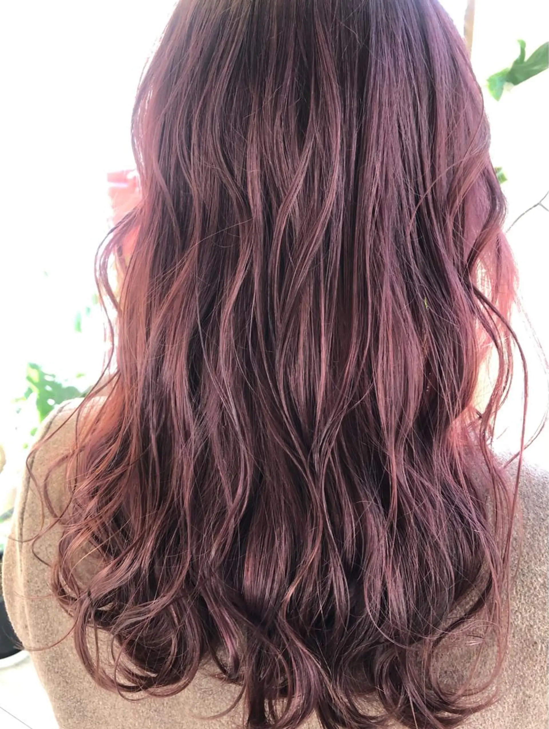 セミロング カラー ブリーチ ボルドーカラー ケアブリーチ ダブルカラー インナーカラー 推し ブリーチ  髪質改善のヘアスタイル