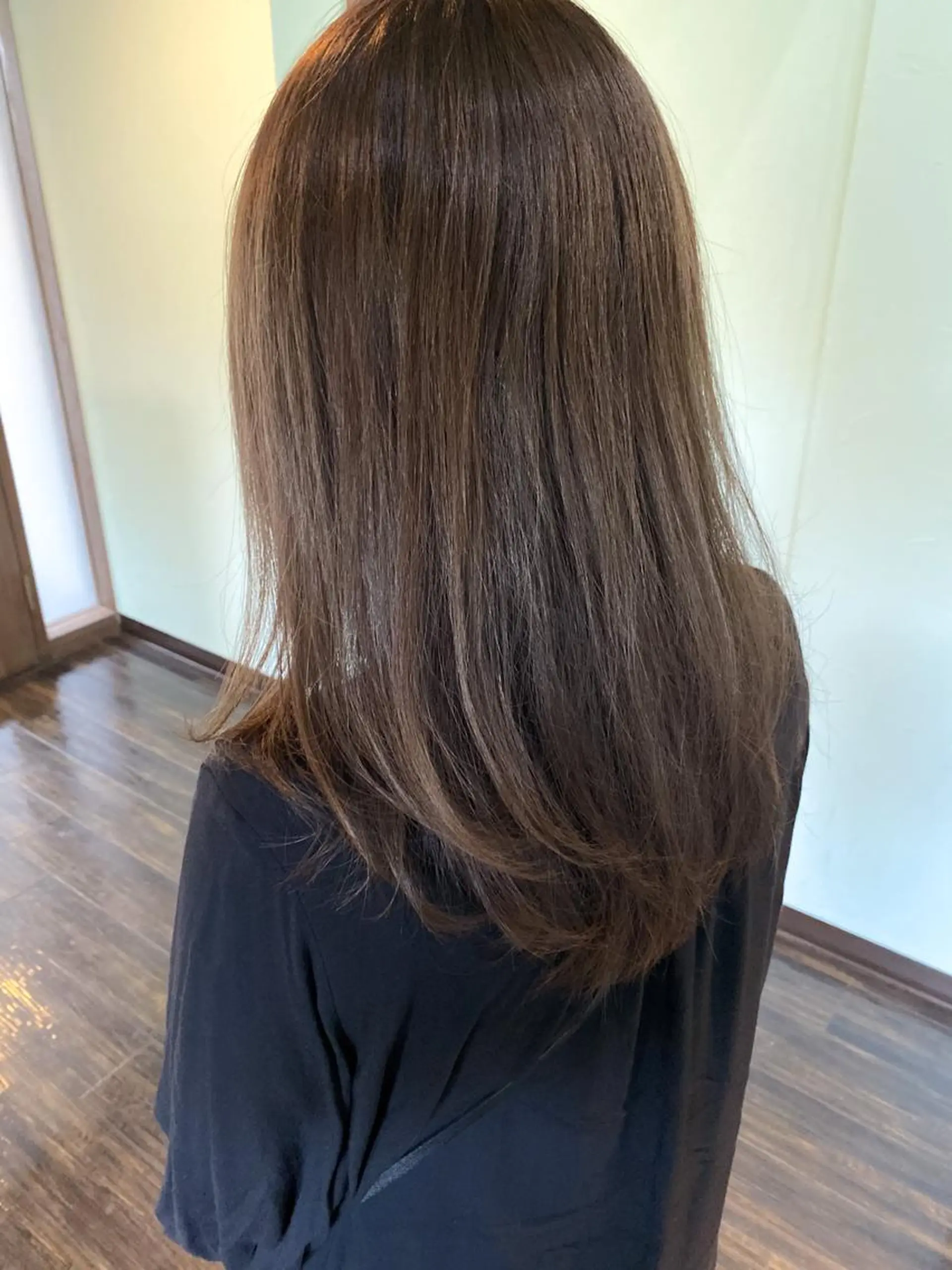 セミロング 秋月 亜耶のヘアスタイル
