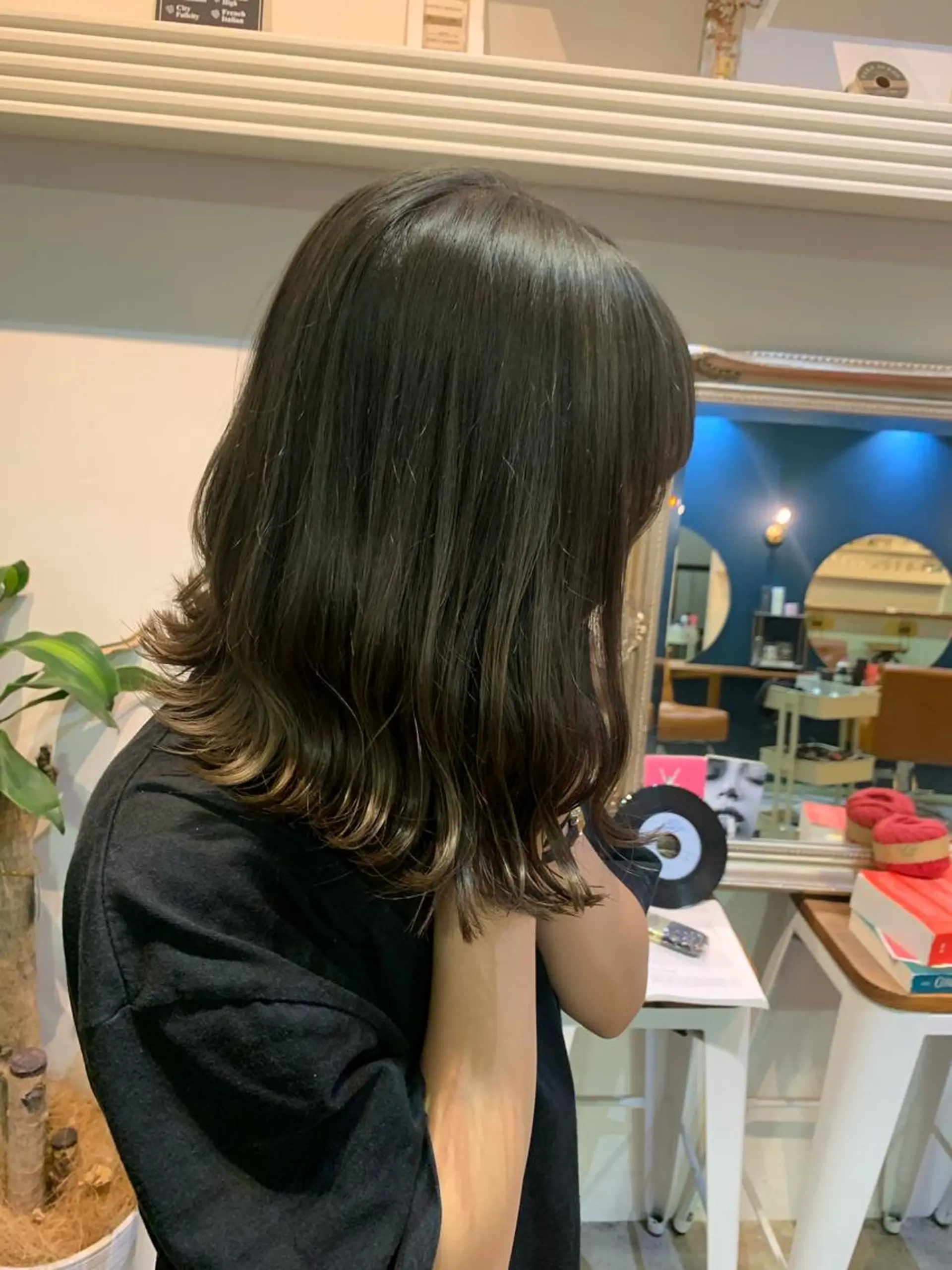 ミディアム カラー ヘアアレンジ グレージュ オリーブグレージュ オリーブグレー ヘアカラー トリートメント ヘアセット 金子 廉のヘアスタイル