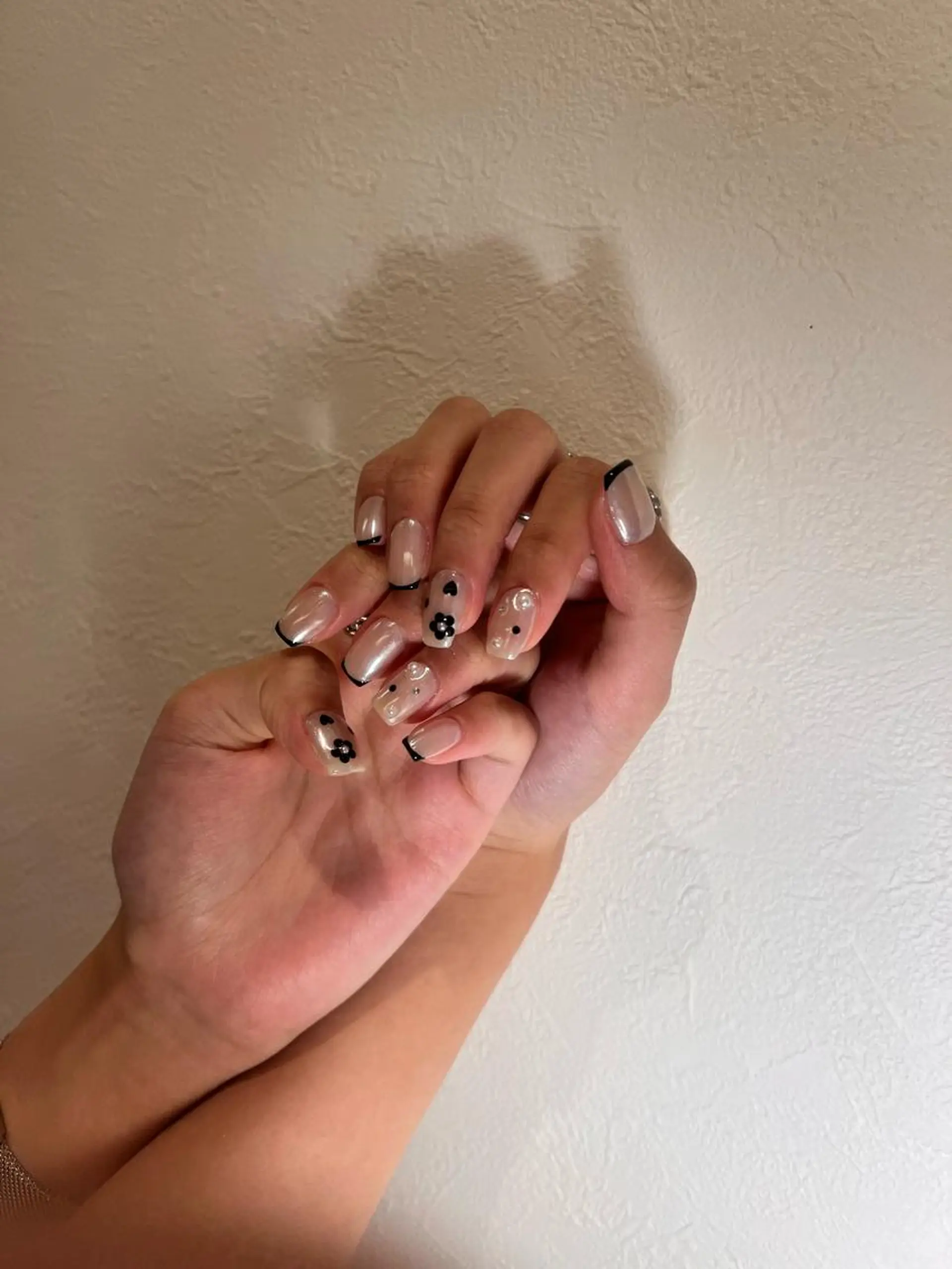 ミディアム ハンドネイル 𝐞𝐚𝐜𝐡 nanami🩰のネイルデザイン