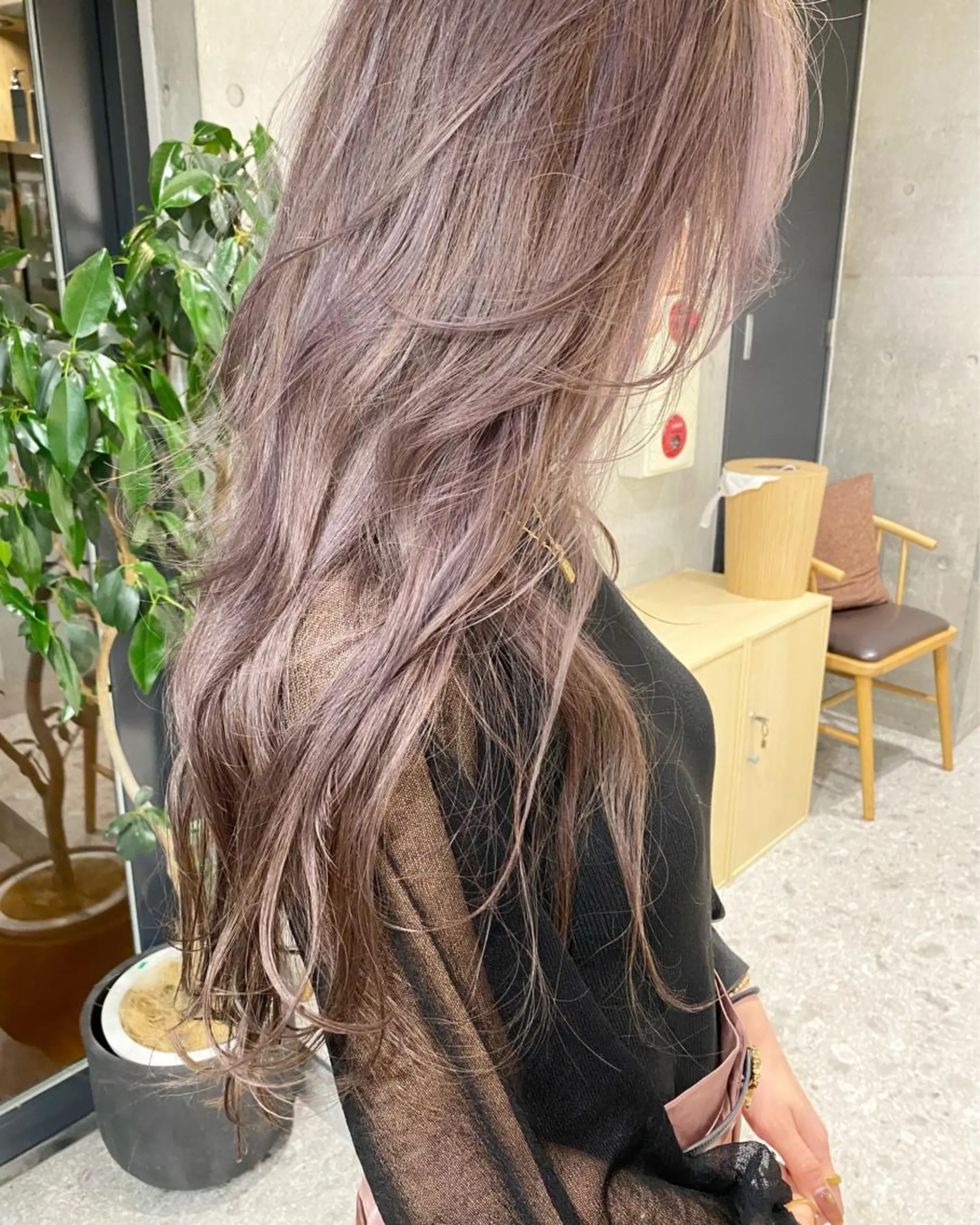 ロング カラー グレージュ ハイライトカラー ラベンダーカラー ラベンダーグレージュ ラベンダーグレー ヘアカラー トリートメント ブリーチカラーレイヤ ーカット🦋annaのヘアスタイル